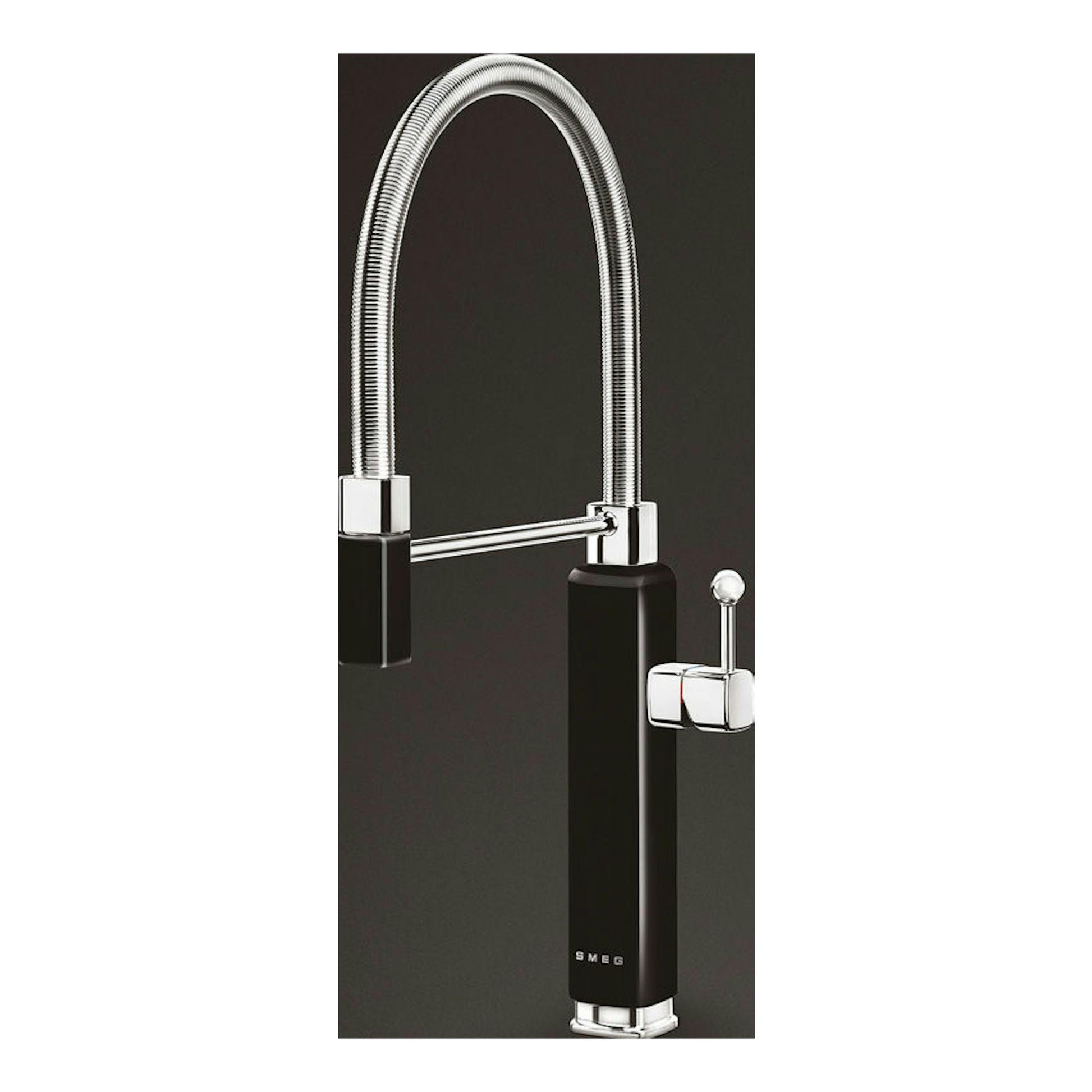 Grifo Smeg MDF50BL negro con caño flexible cromado, vista frontal sobre fondo oscuro.