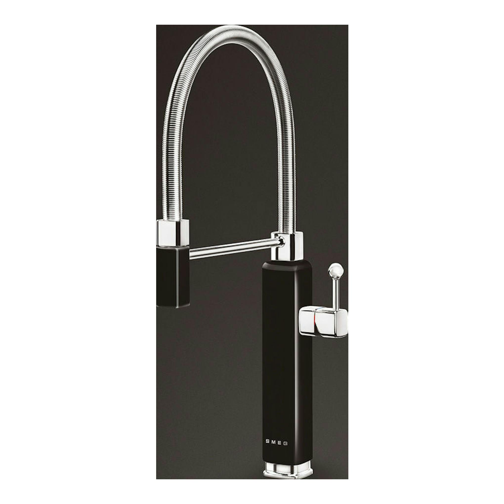 Grifo Smeg MDF50BL negro con caño flexible cromado, vista frontal sobre fondo oscuro.