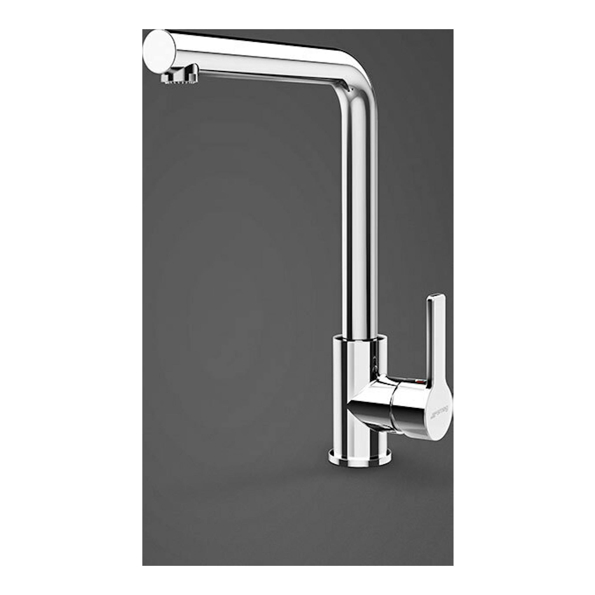 Grifo cromado Smeg MI1CR, vista frontal en ángulo, con caño en L y mando lateral.