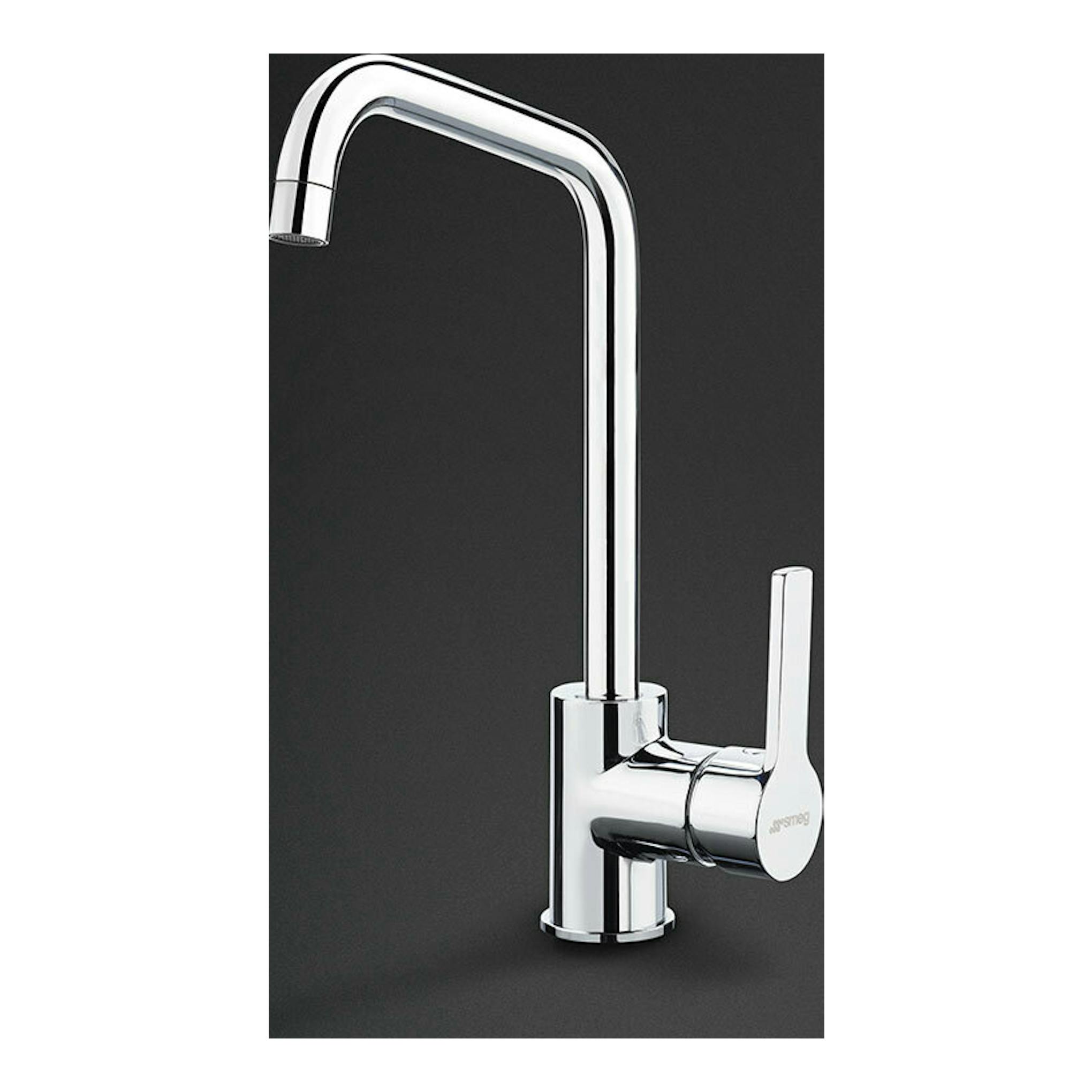 Grifo Smeg MI3CR cromado, vista frontal, con caño alto curvo y palanca lateral sobre fondo negro.