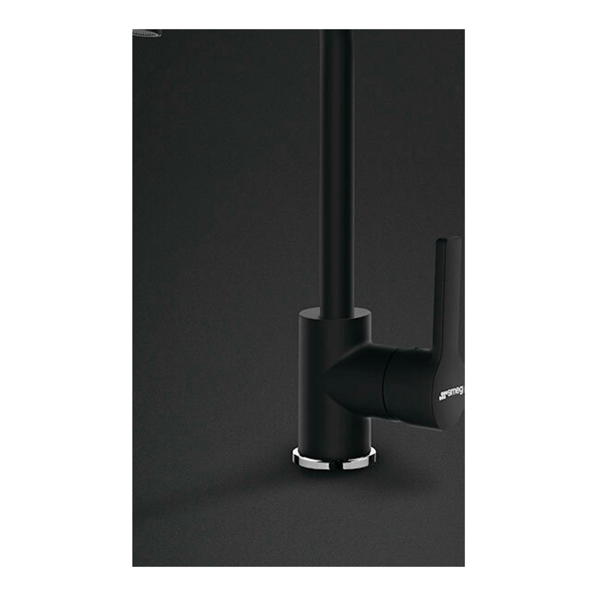 Grifo Smeg MI3MN negro, vista frontal en tres cuartos, con caño alto curvo y maneta lateral.