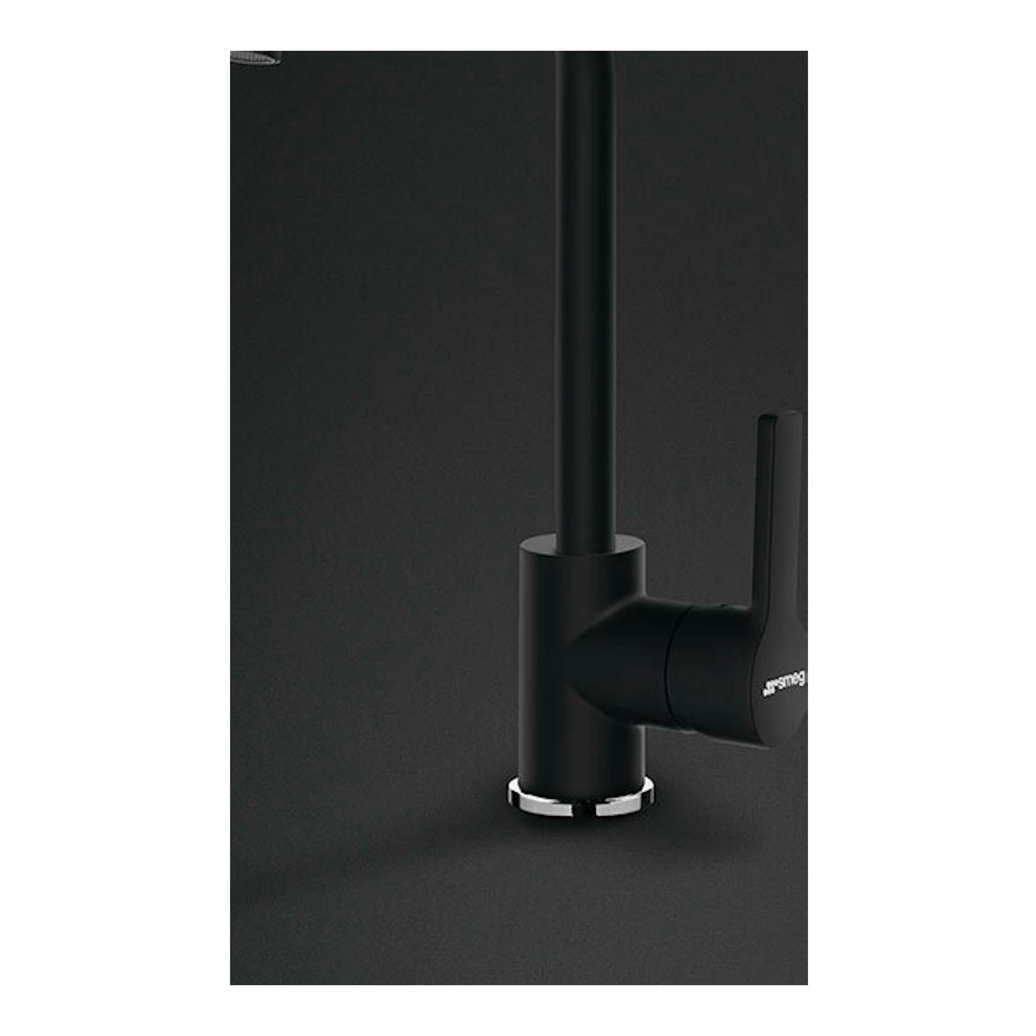 Grifo Smeg MI3MN negro, vista frontal en tres cuartos, con caño alto curvo y maneta lateral.