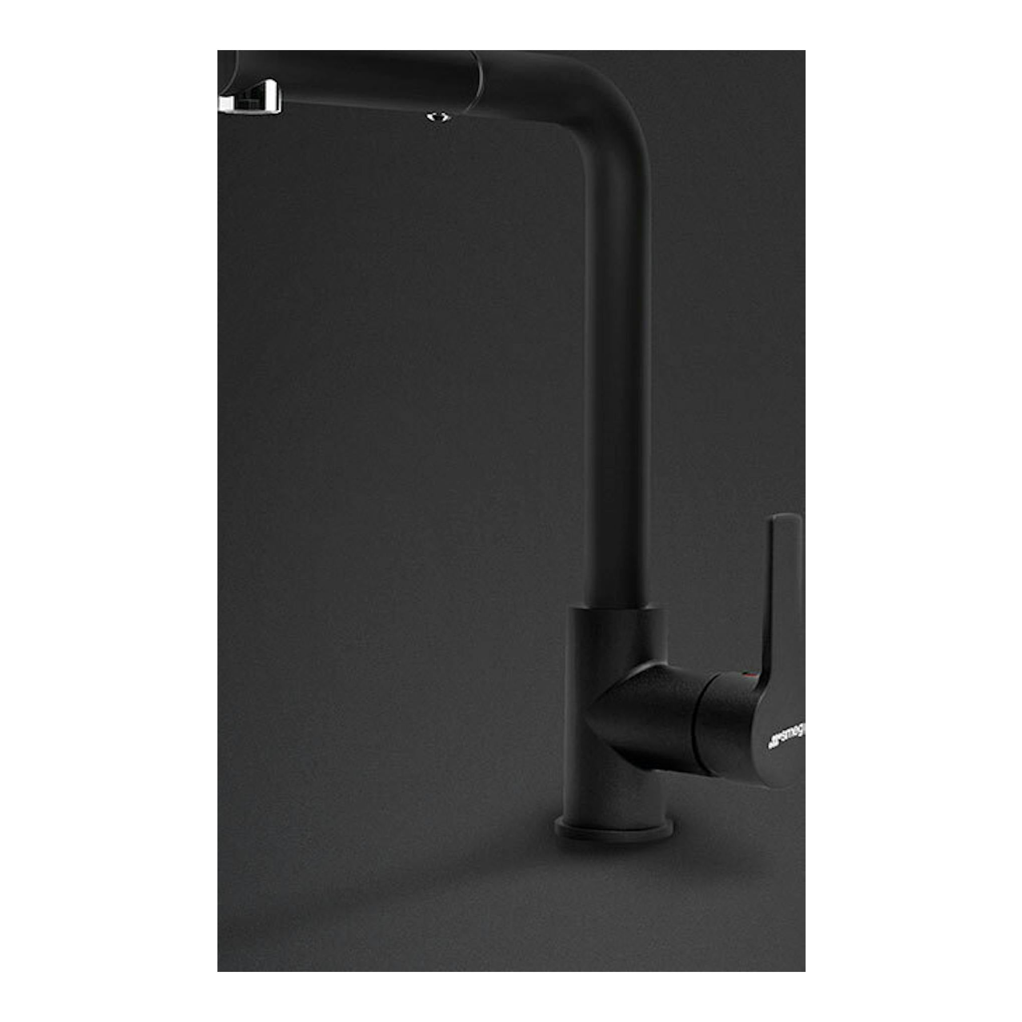 Grifo Smeg MID1MN negro, vista frontal en ángulo, con caño alto curvo y palanca lateral.