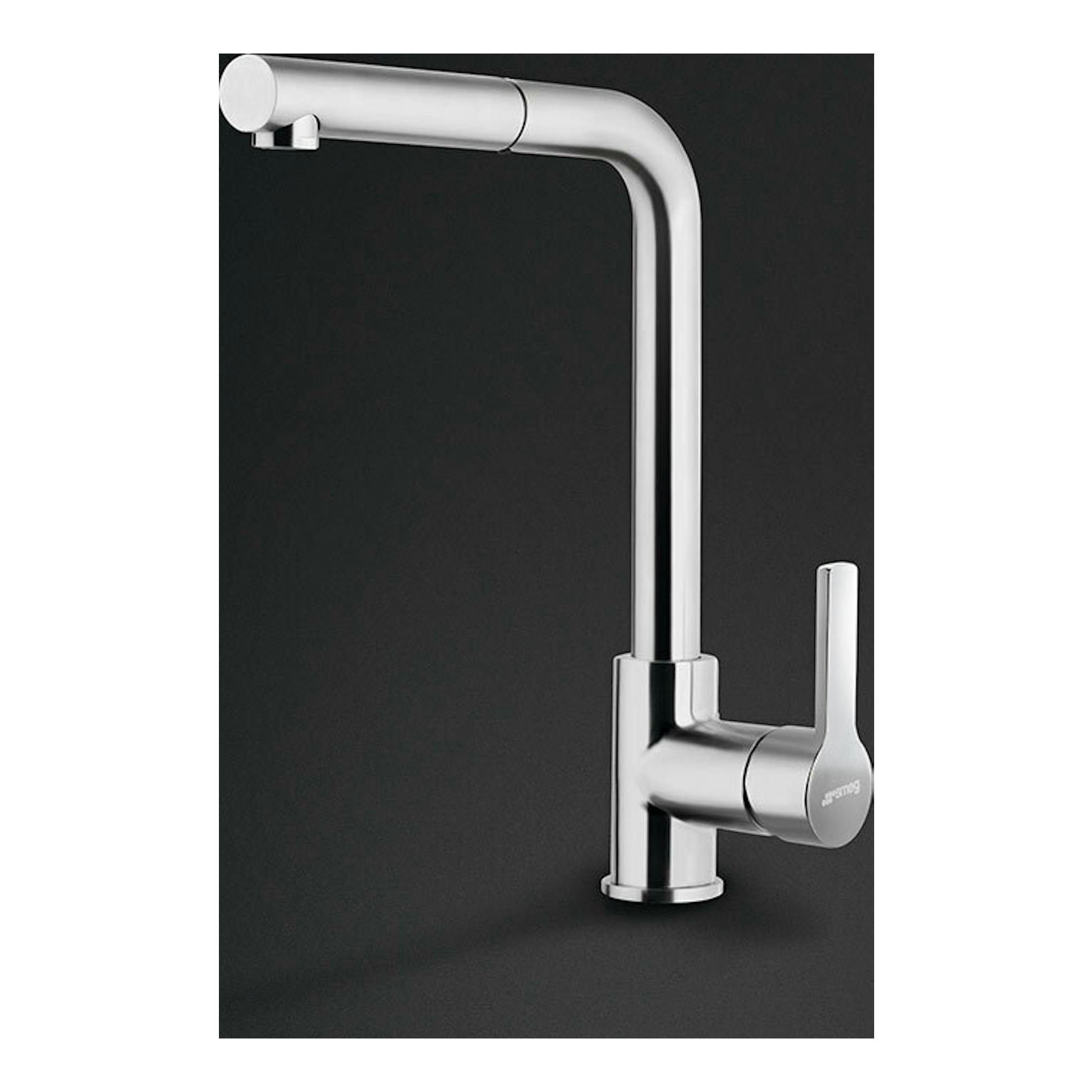 Grifo Smeg MID1NS cromado, vista lateral, con caño en L y palanca vertical sobre fondo negro.