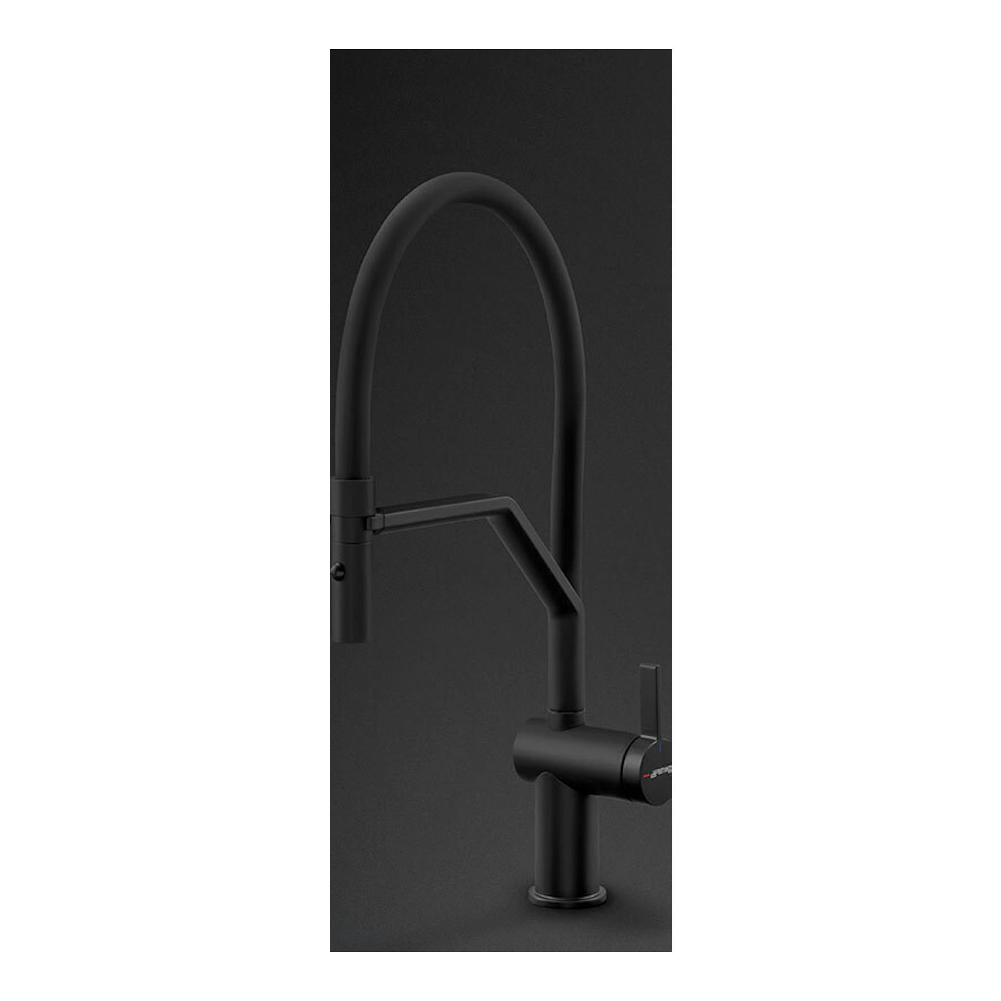 Grifo Smeg MID20MN negro, vista frontal de un grifo de cocina alto con caño curvo y mando lateral.