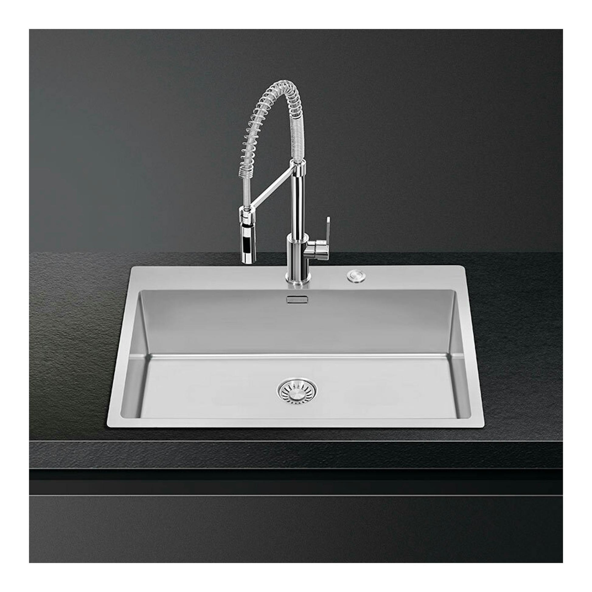 Grifo Smeg MID5CR cromado sobre fregadero de acero inoxidable, vista frontal.