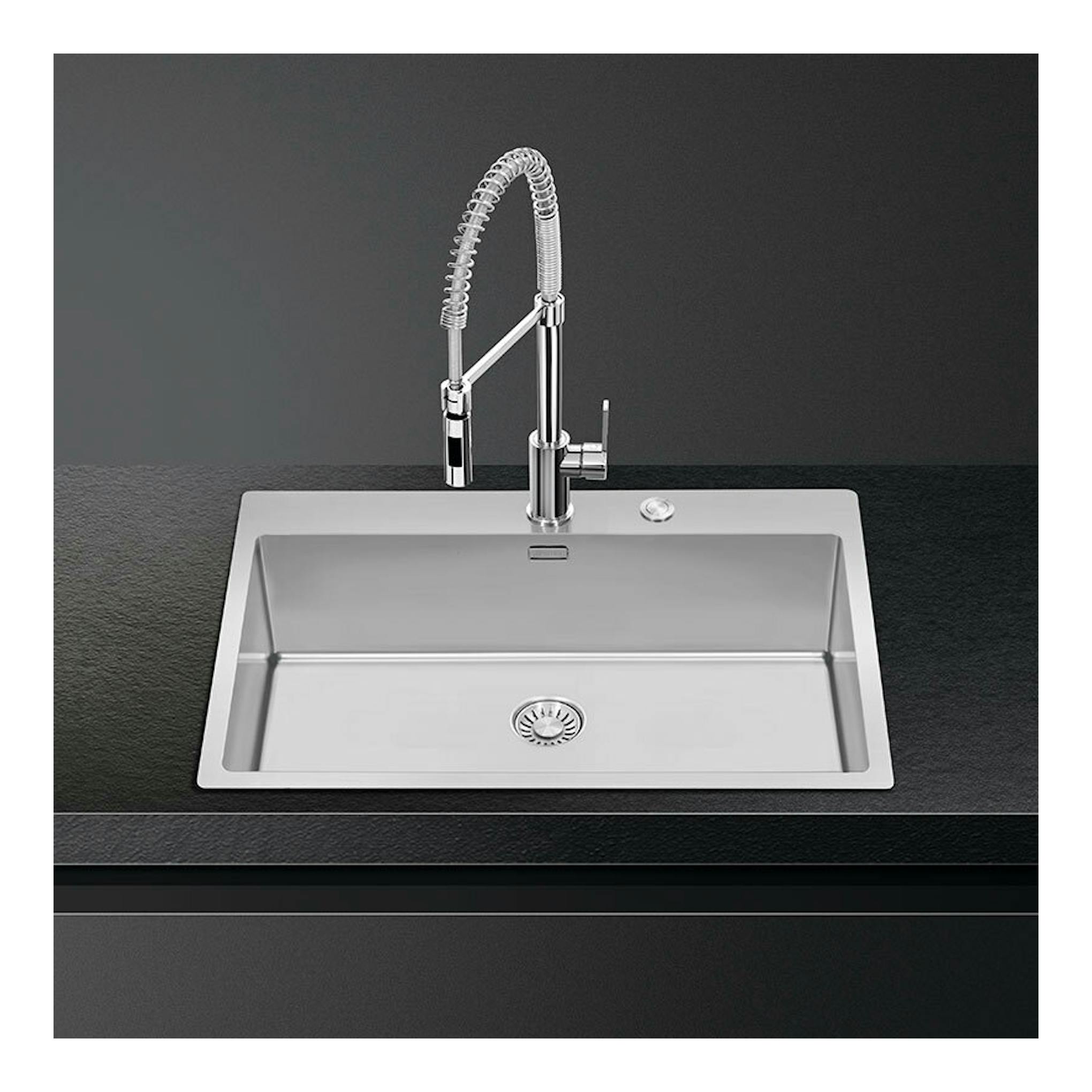 Grifo Smeg MID5CR cromado sobre fregadero de acero inoxidable, vista frontal.