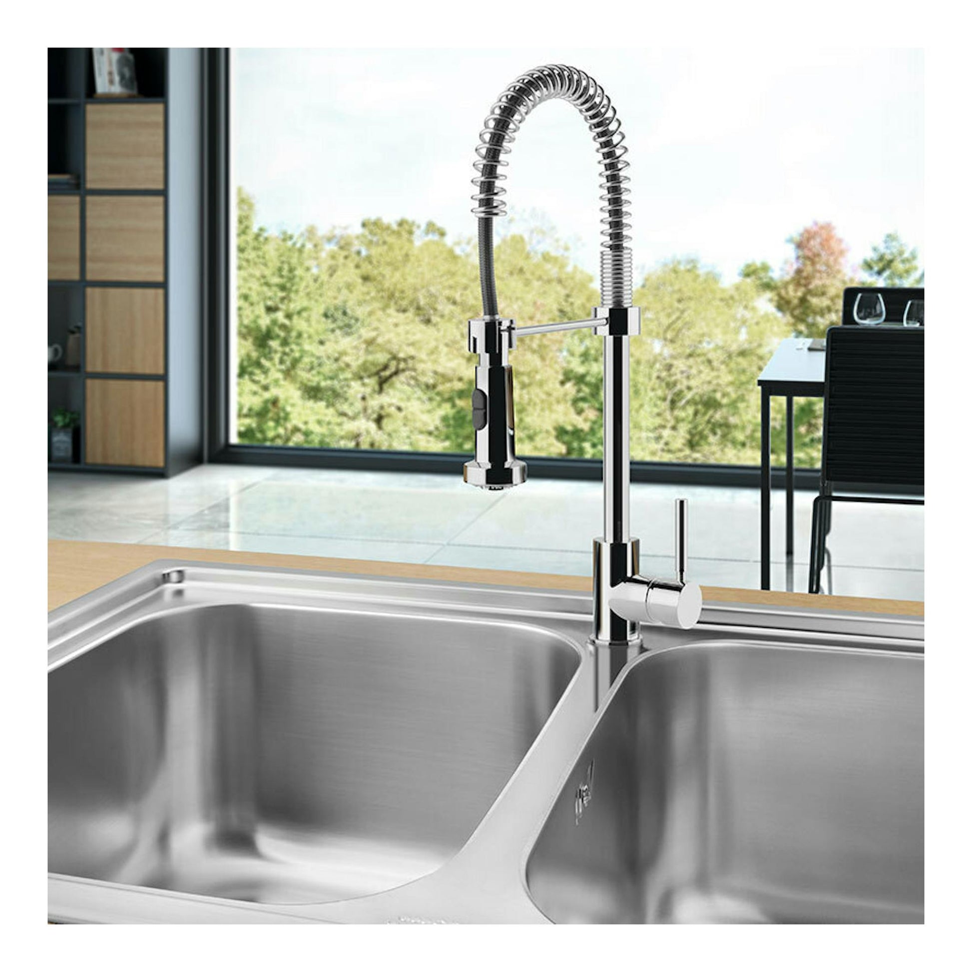 Grifo Smeg MID9CR cromado, monomando de cuello alto con manguera en espiral sobre fregadero de acero inoxidable.