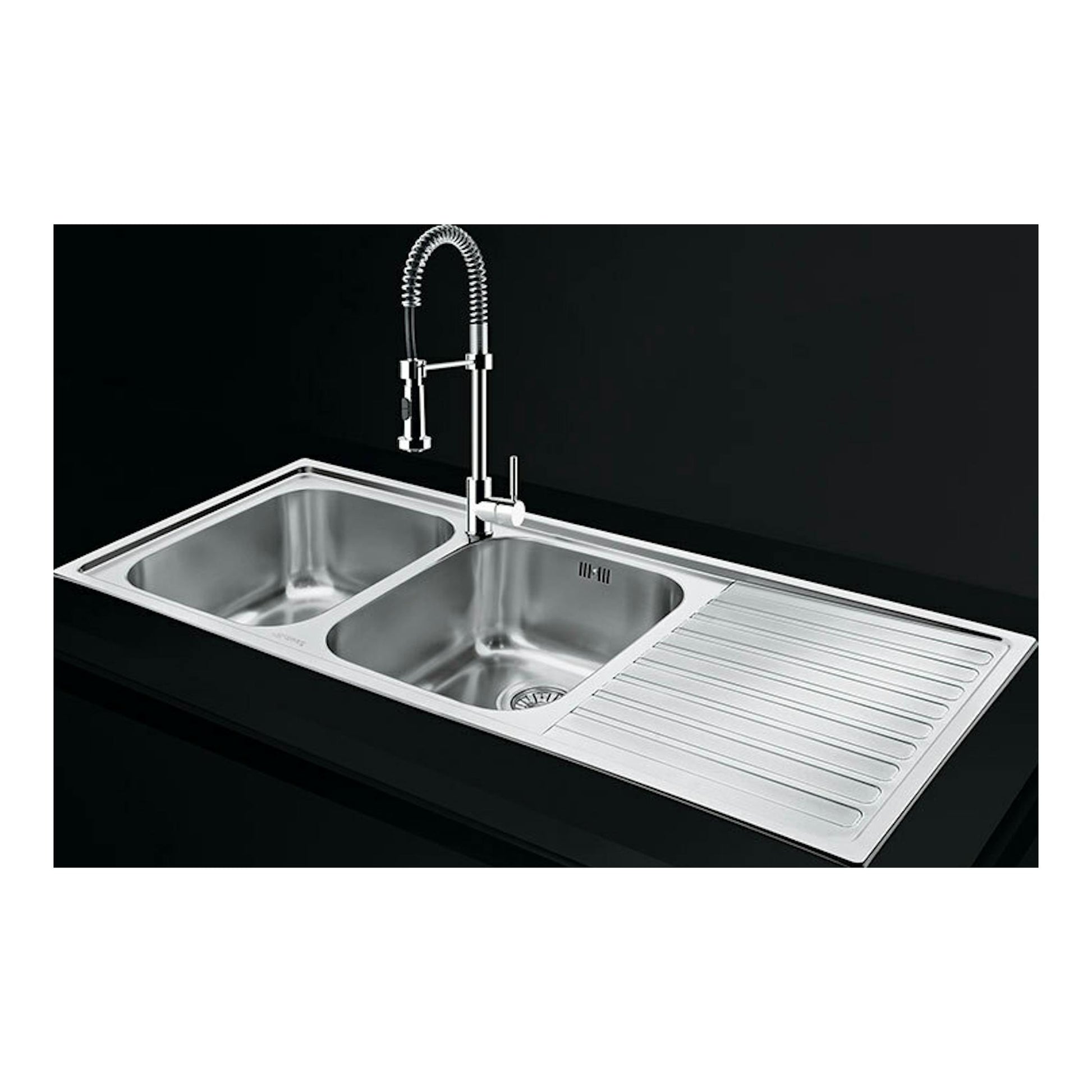 Grifo Smeg MID9CR cromado con caño flexible sobre fregadero doble de acero inoxidable y escurridor.