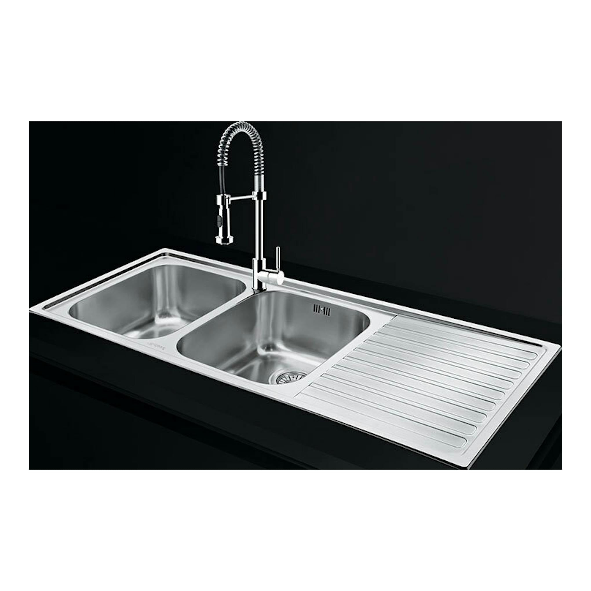 Grifo Smeg MID9CR cromado con caño flexible sobre fregadero doble de acero inoxidable y escurridor.