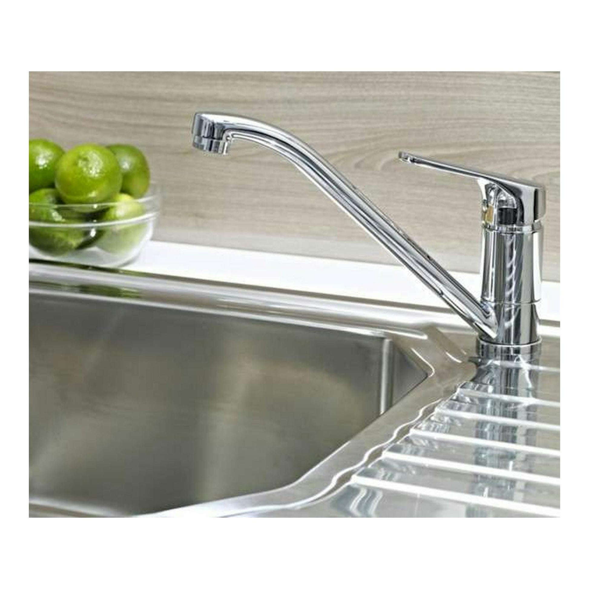 Grifo de cocina Teka MTP913 cromado, vista lateral sobre fregadero de acero inoxidable.