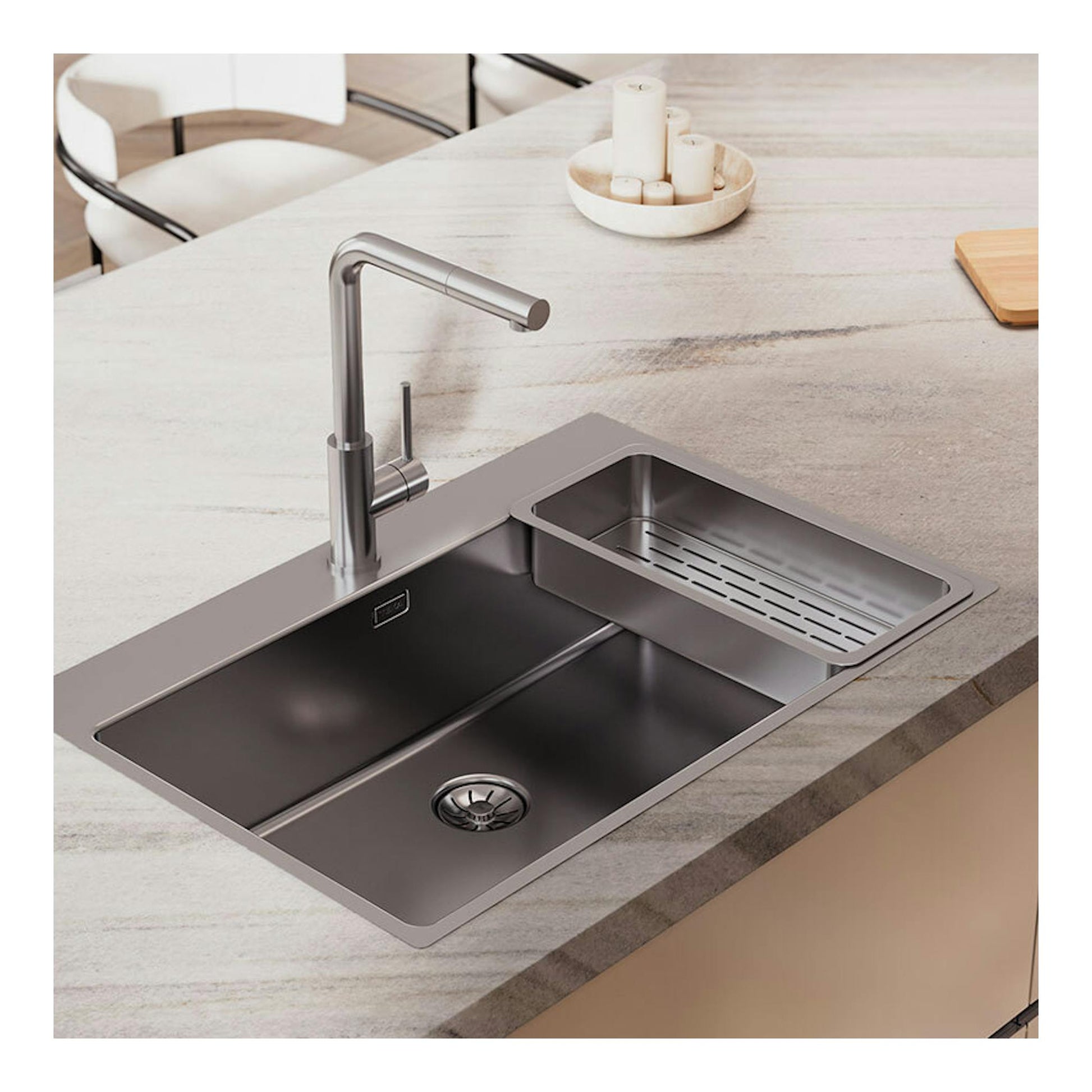 Grifo Teka UNI9331 de acero inoxidable pulido sobre fregadero encastrado en encimera de cocina.