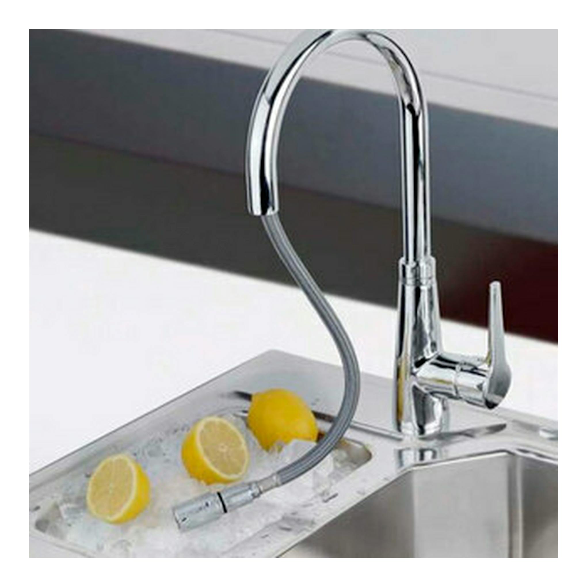 Grifo de cocina Teka VTK938 cromado, vista frontal, con caño alto curvo y manguera flexible.