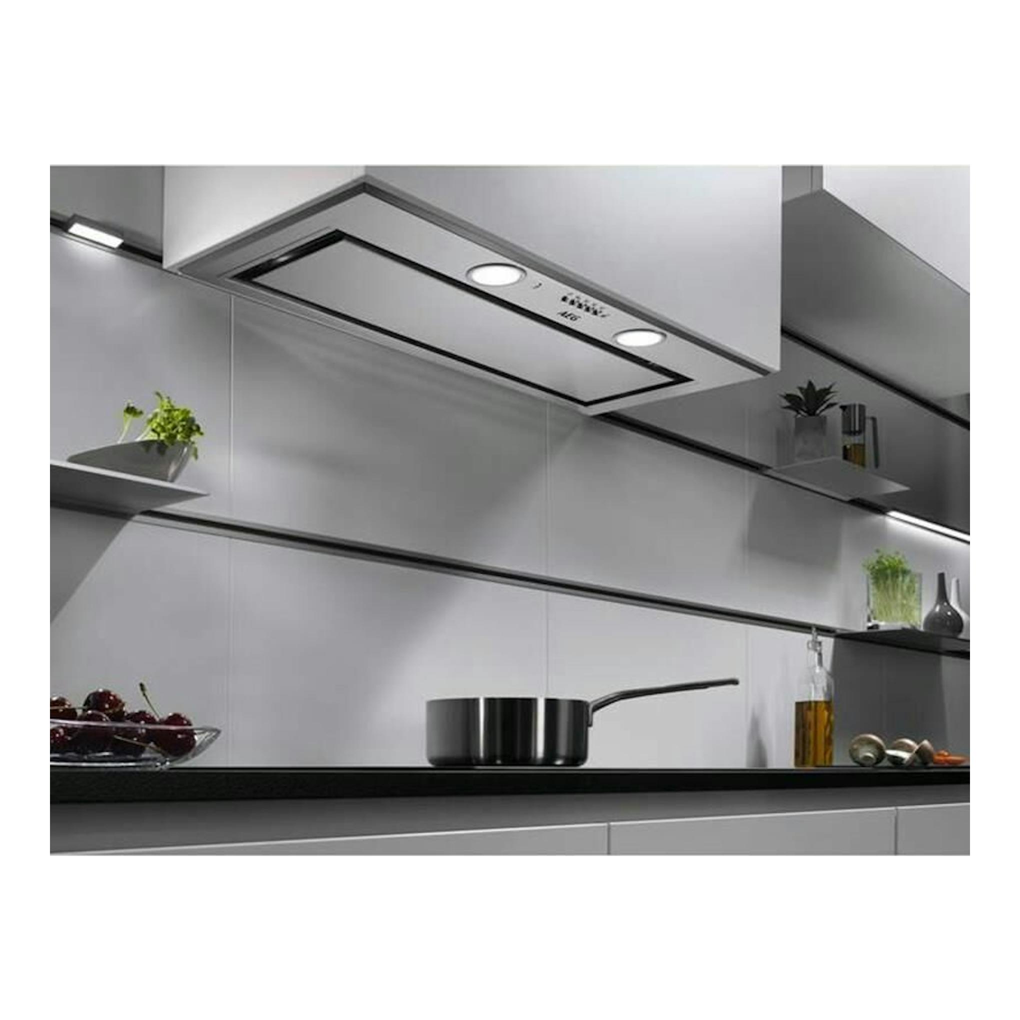 Grupo filtrante AEG DGE5861HM inox, vista inferior en una cocina moderna.