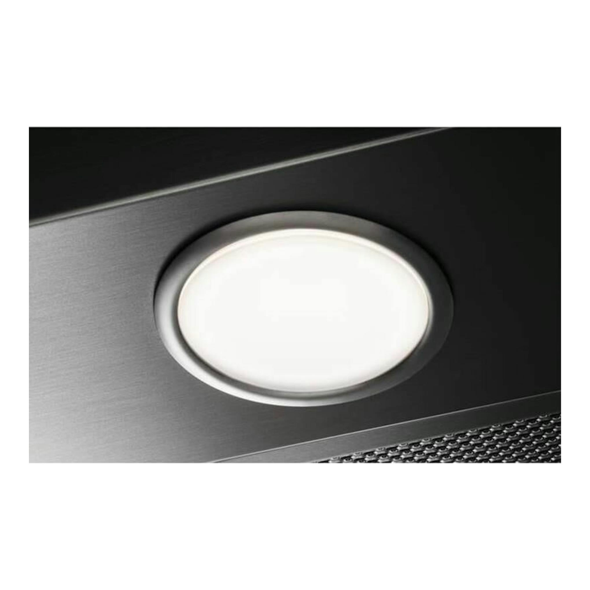 Grupo filtrante AEG DGE5861HM inox, vista en primer plano de la luz circular sobre acabado metálico.