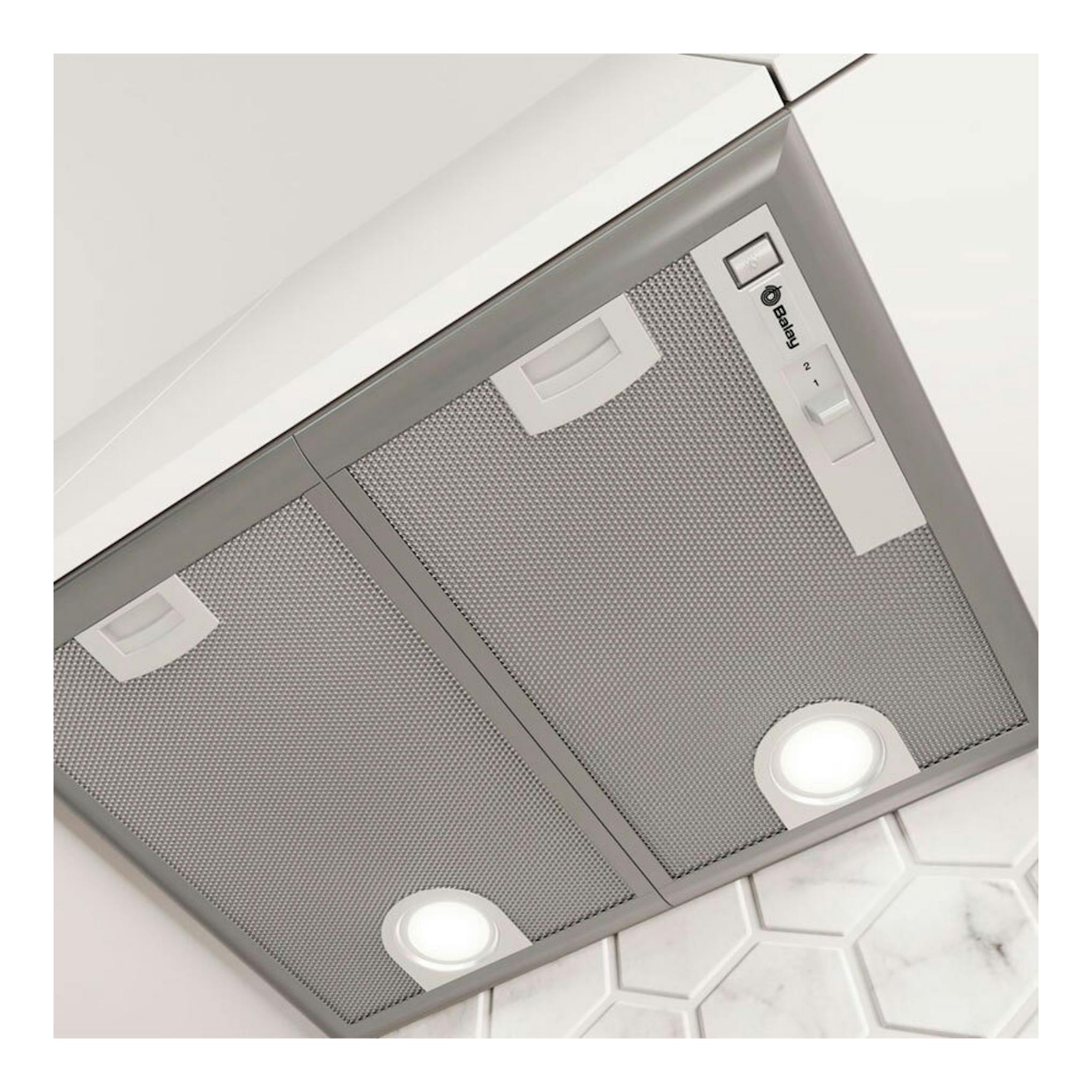 Grupo filtrante Balay 3BF255NG en inox, vista inferior en ángulo, con dos luces y paneles metálicos.