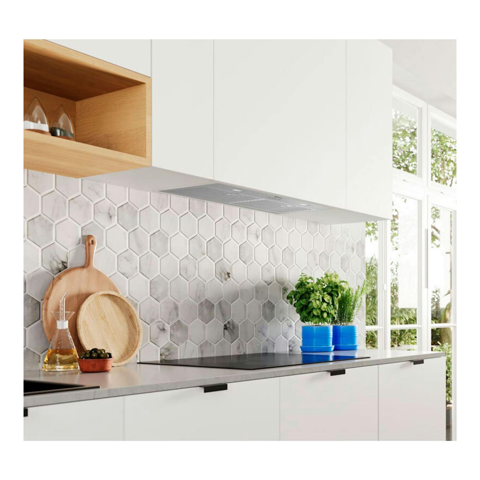 Grupo filtrante Balay 3BF377EX inox de 70 cm, vista frontal bajo mueble en cocina moderna.