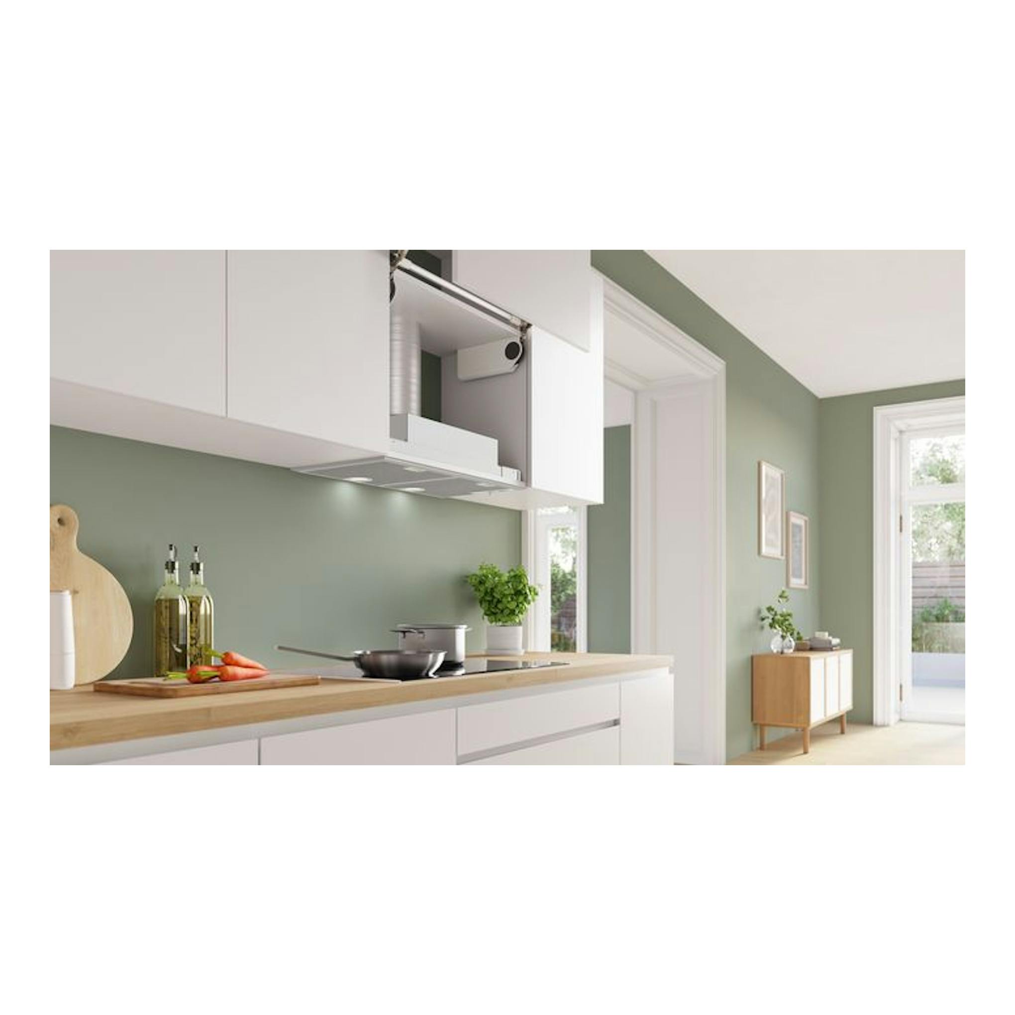 Grupo filtrante Bosch DHL755BM plateado, integrado en mueble de cocina, vista frontal parcial.