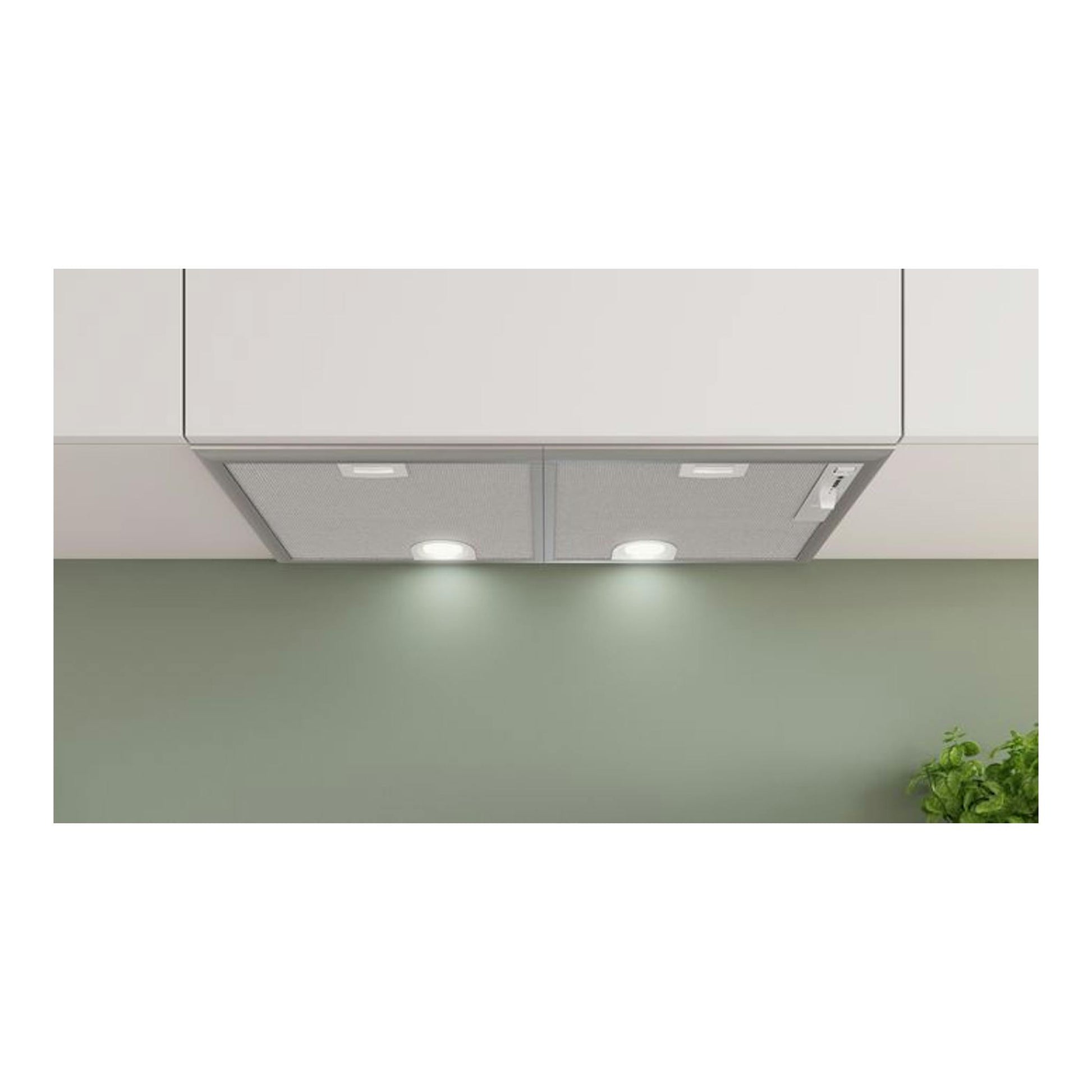 Campana extractora integrada Bosch DHL755BM, plateada, vista frontal bajo mueble con luces encendidas.