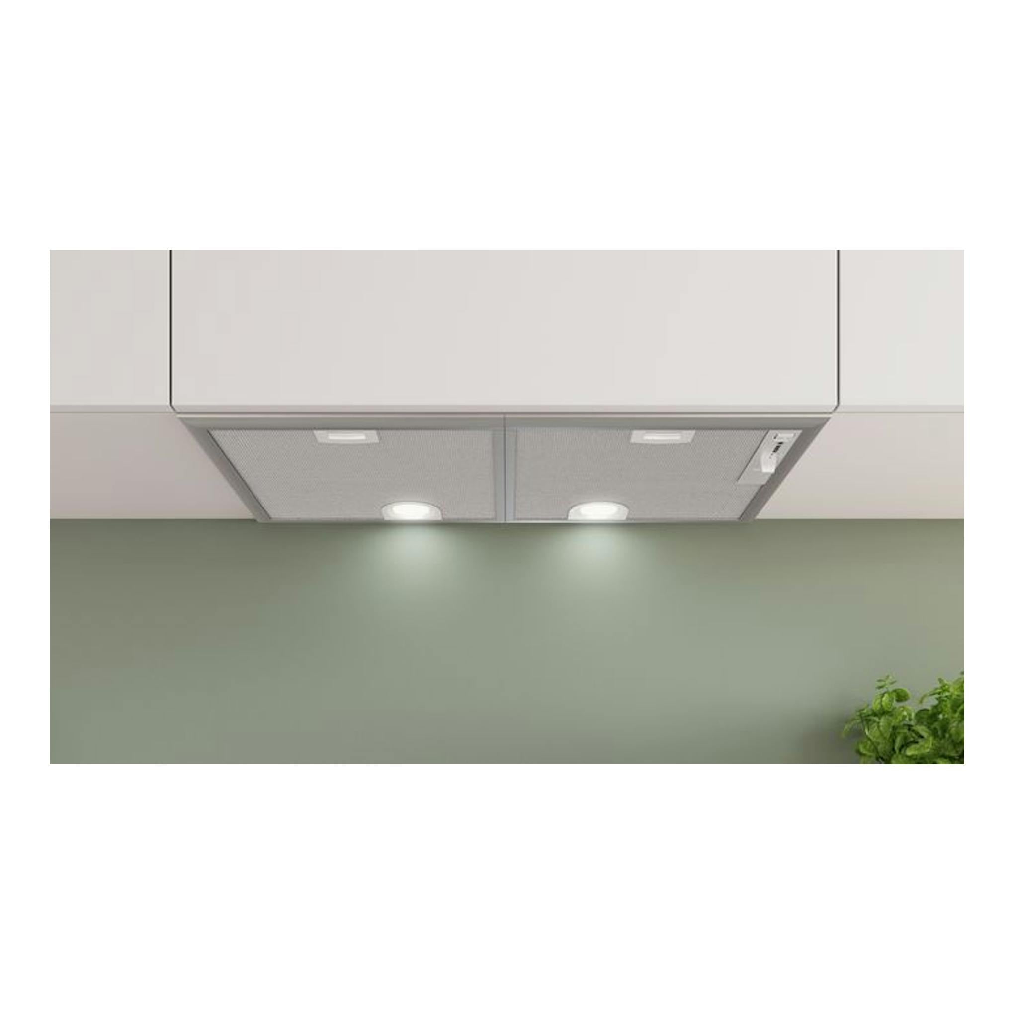 Campana extractora integrada Bosch DHL755BM, plateada, vista frontal bajo mueble con luces encendidas.