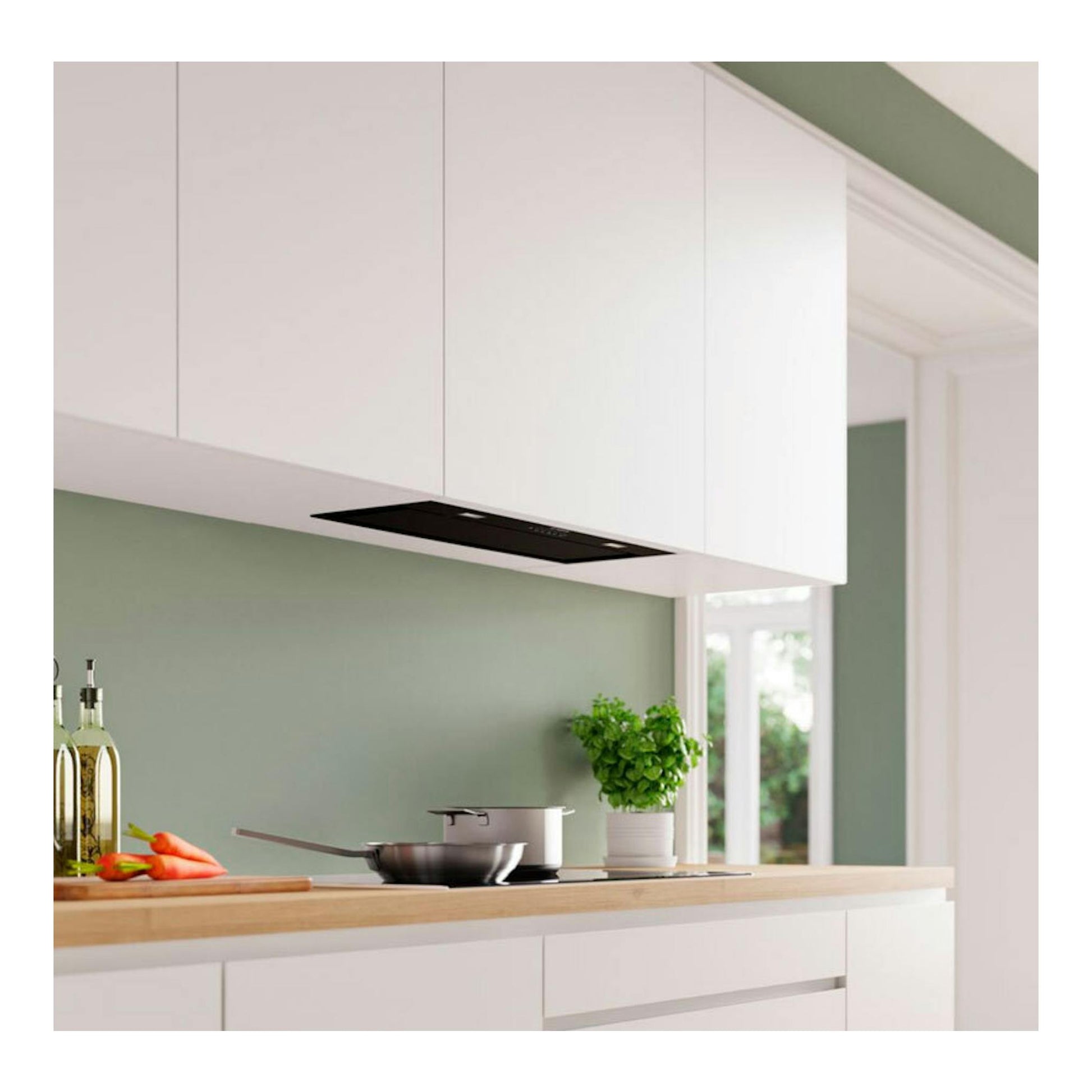 Grupo filtrante Bosch DLN78PC60 negro de 70 cm, vista inferior empotrada en mueble blanco.