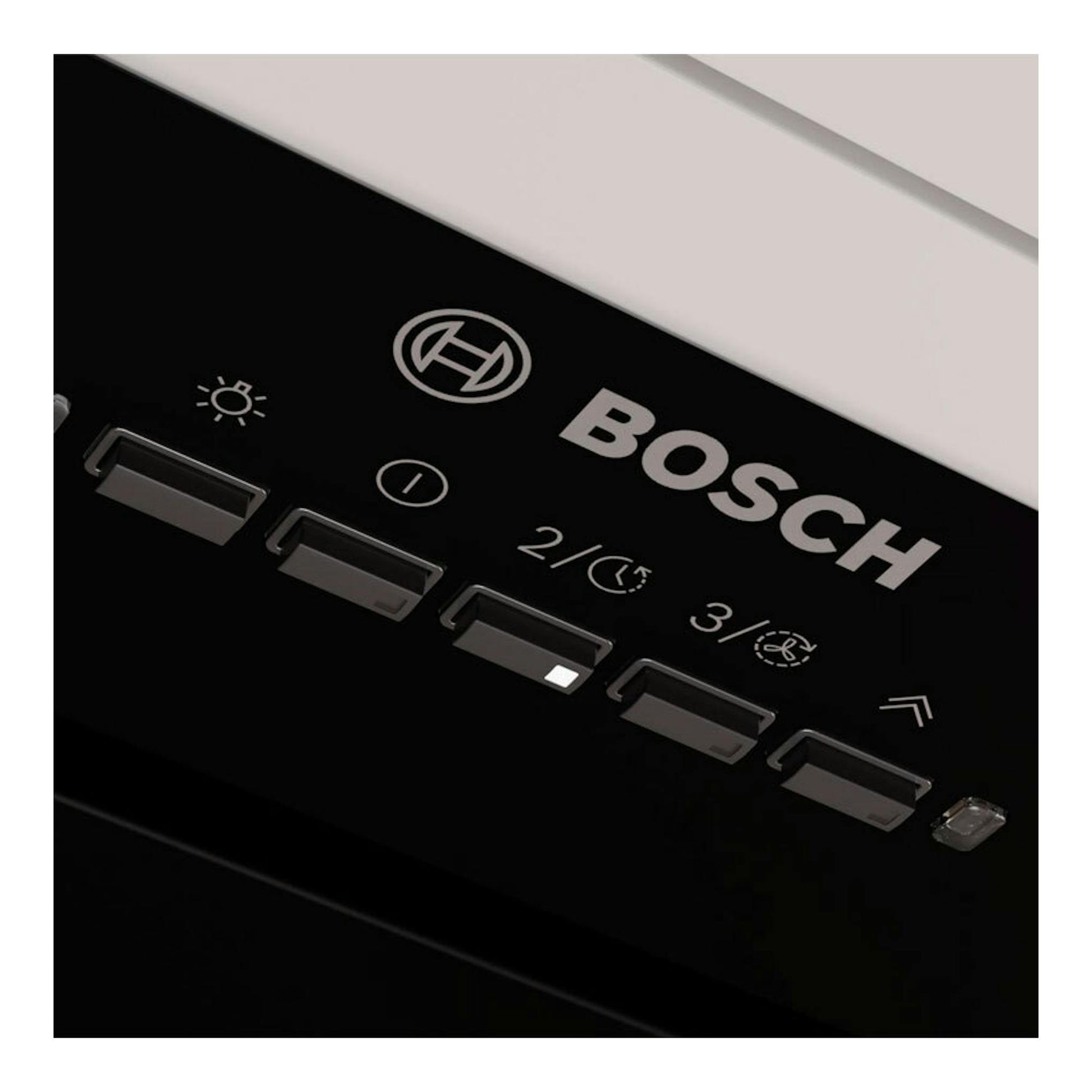 Primer plano en ángulo del panel negro de un grupo filtrante Bosch DLN78PC60, con botones y logo Bosch.