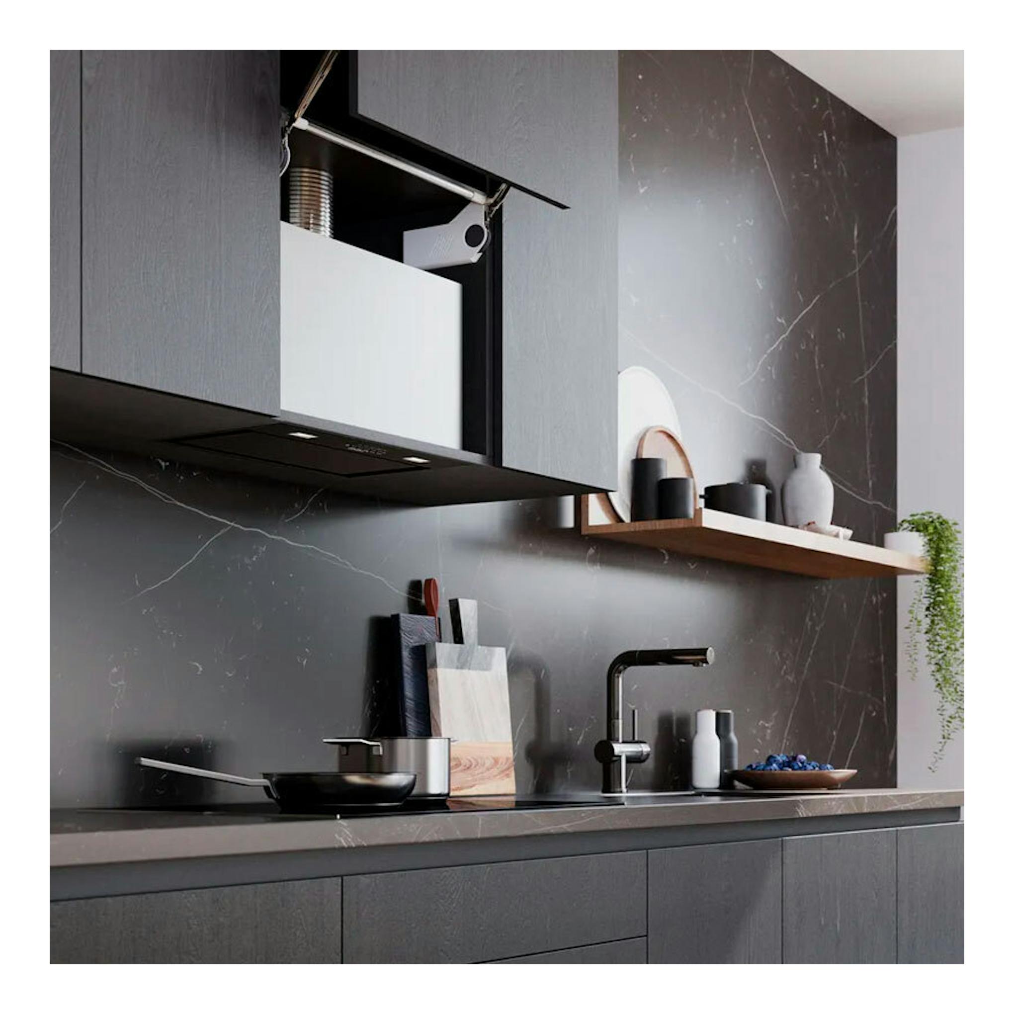 Grupo filtrante Siemens LB57NPC60 negro, 52 cm, vista frontal bajo mueble de cocina empotrado.