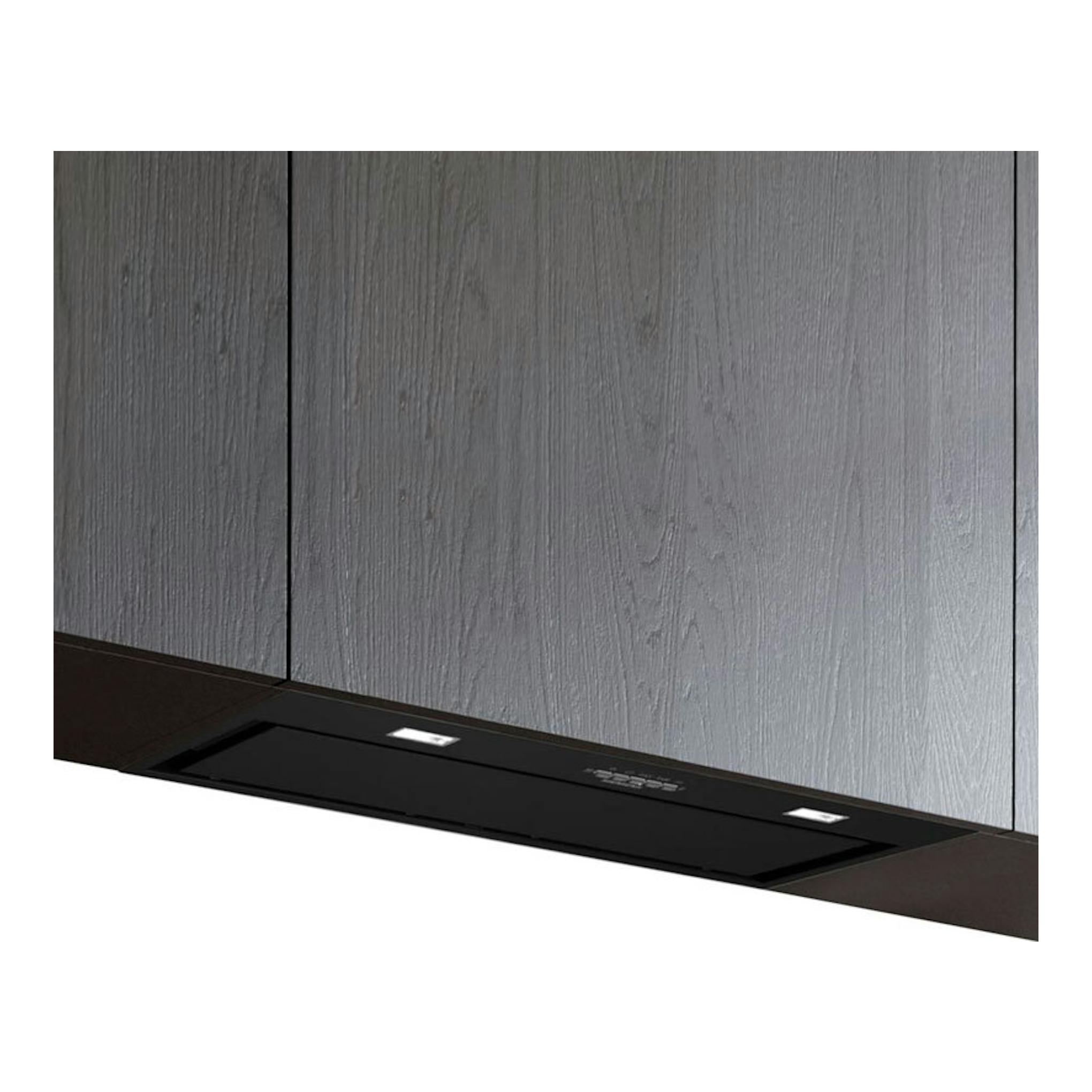Grupo filtrante Siemens LB78NPC60 negro, visto en ángulo bajo mueble de cocina.