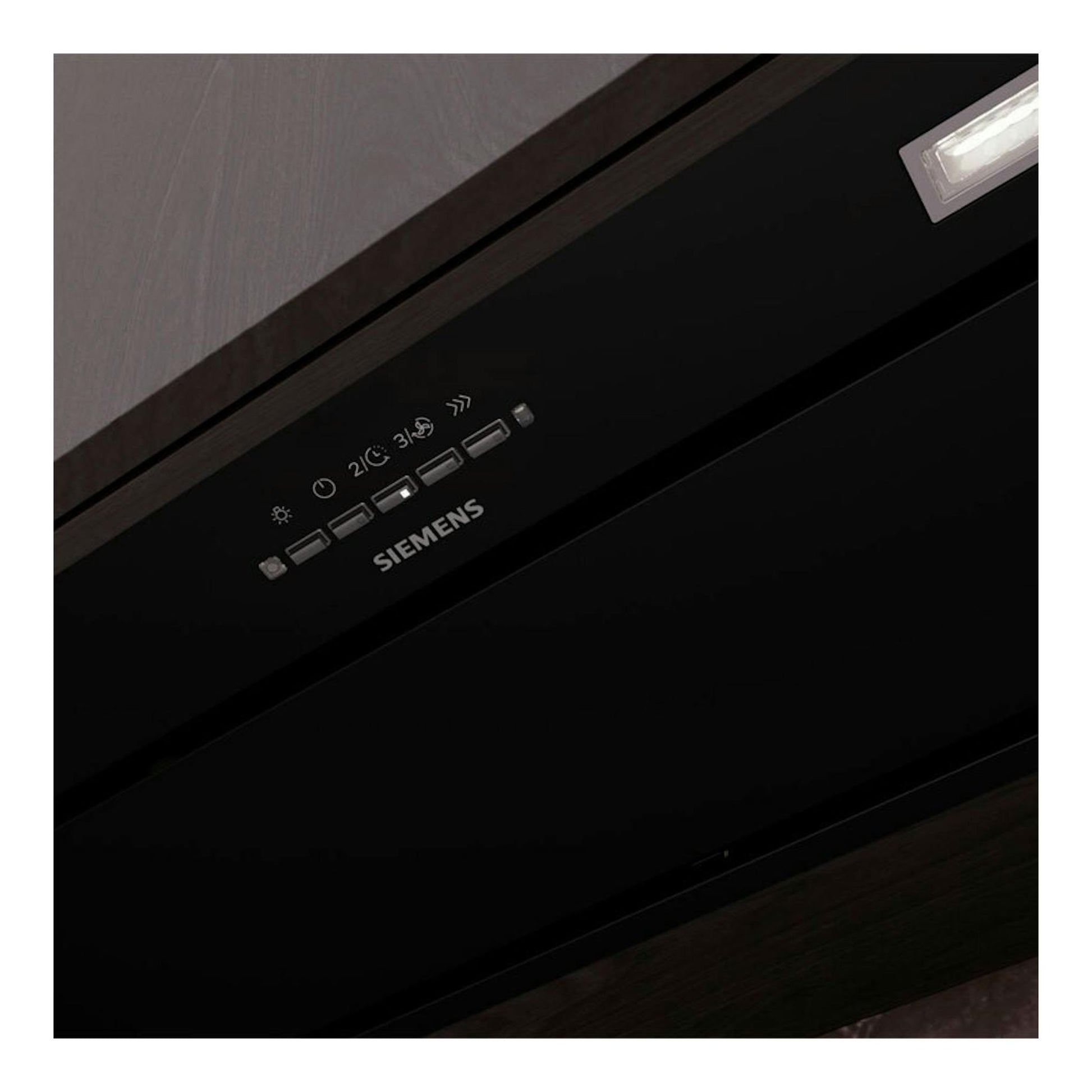 Grupo filtrante Siemens LB78NPC60 negro, vista en ángulo, con panel de control e iluminación.