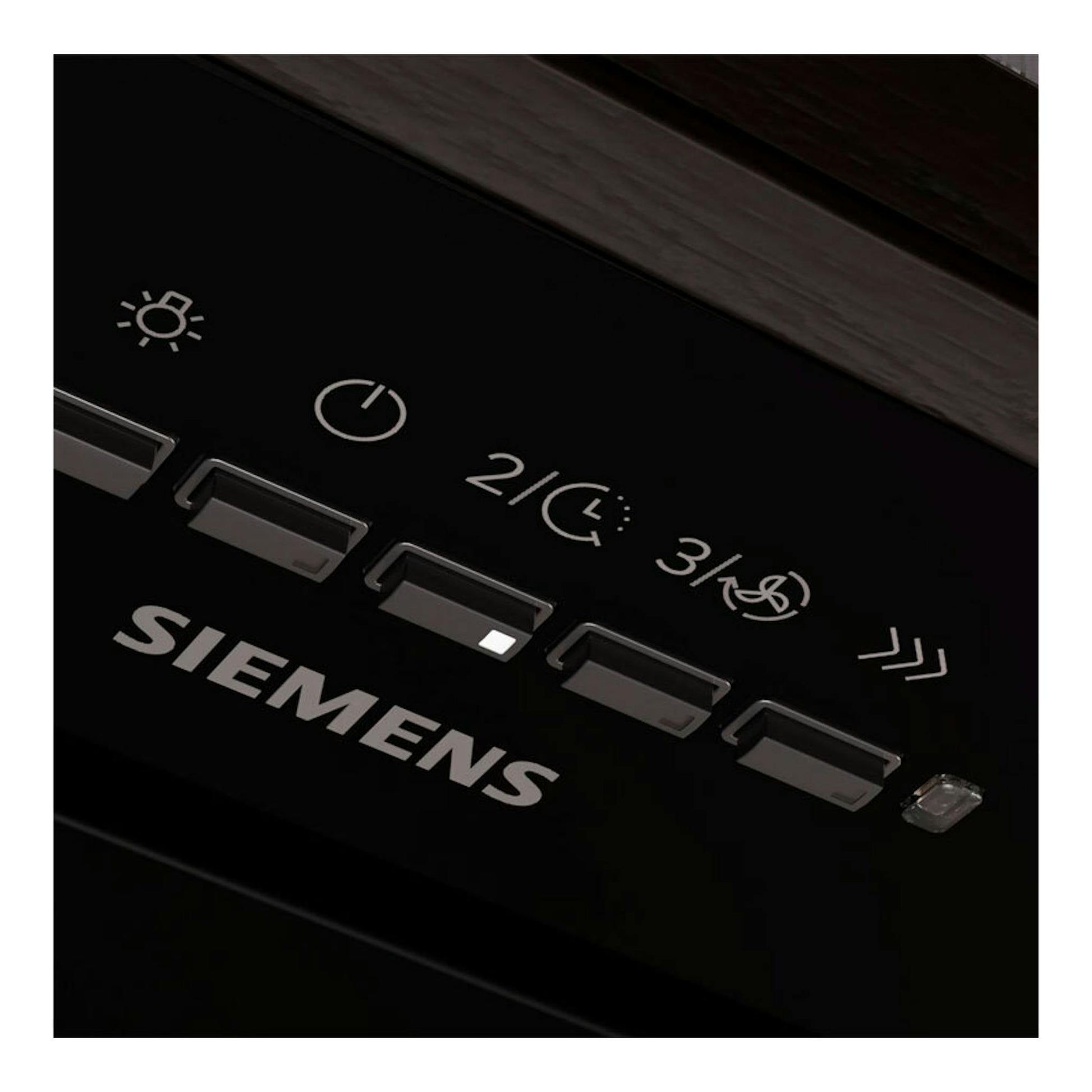 Primer plano del panel de control negro del grupo filtrante Siemens LB88NPC60, con botones táctiles e iconos.