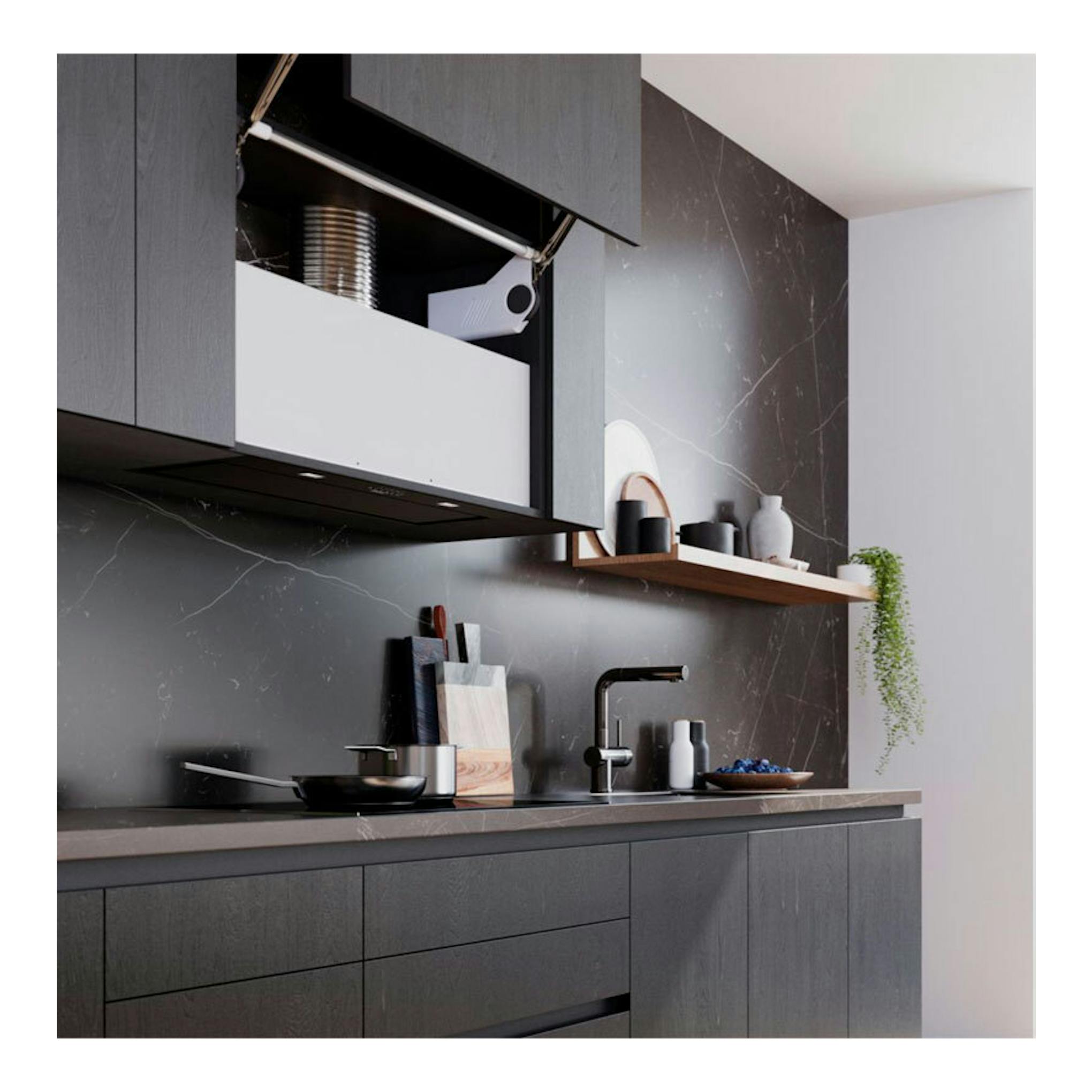 Grupo filtrante Siemens LB88NPC60 negro, integrado en mueble de cocina, vista frontal con panel abatible abierto.