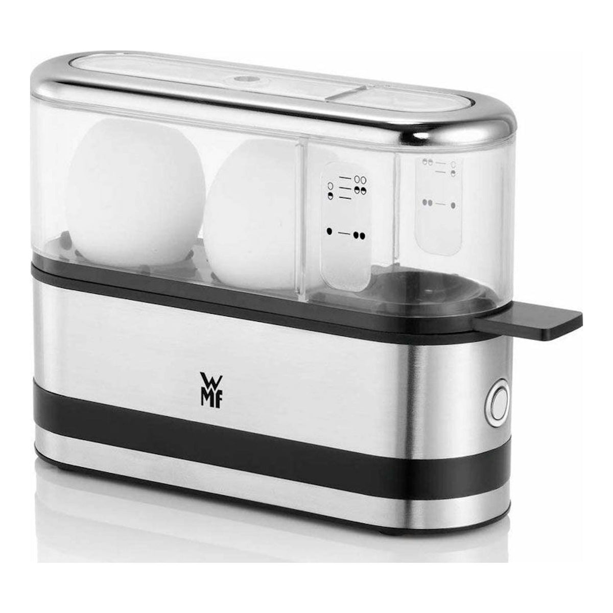 Hervidor de 2 huevos WMF, vista frontal tres cuartos, en acero inoxidable con tapa transparente y dos huevos.