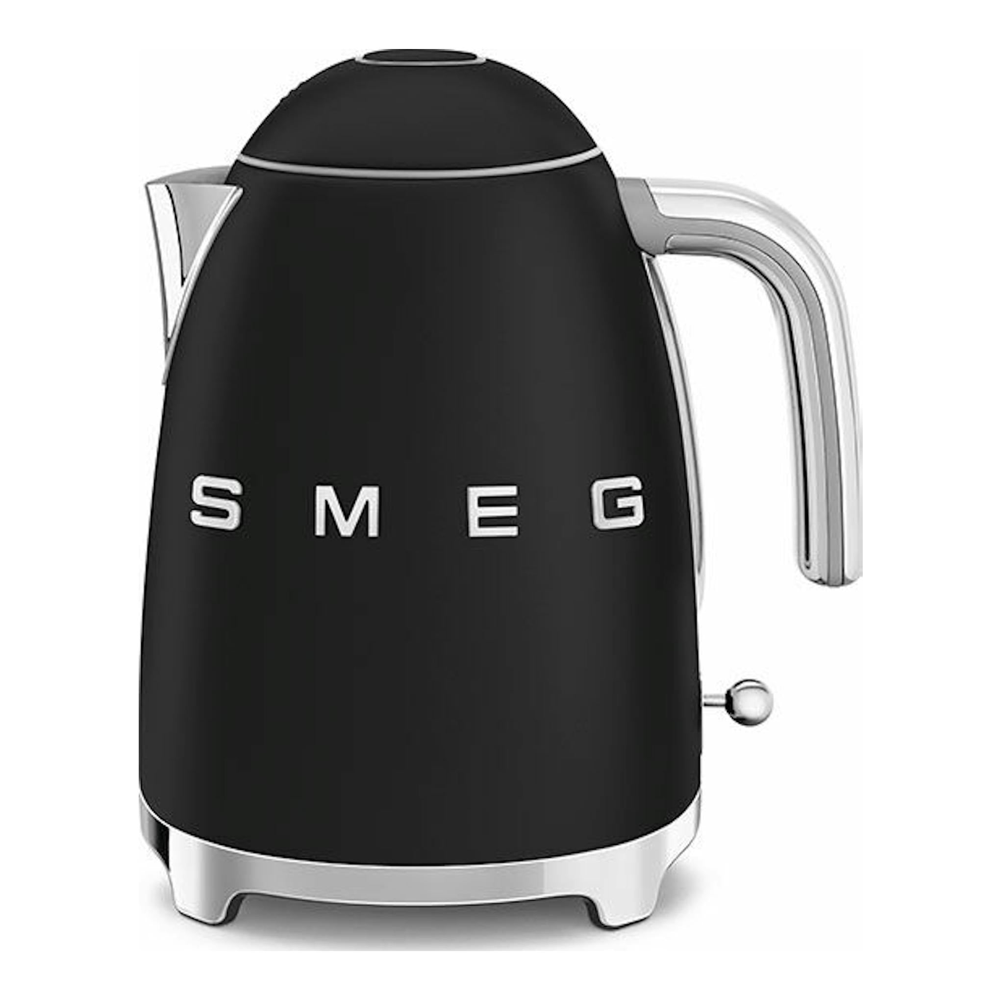 Hervidor Smeg KLF03BLMEU negro, vista frontal con asa y base cromadas.