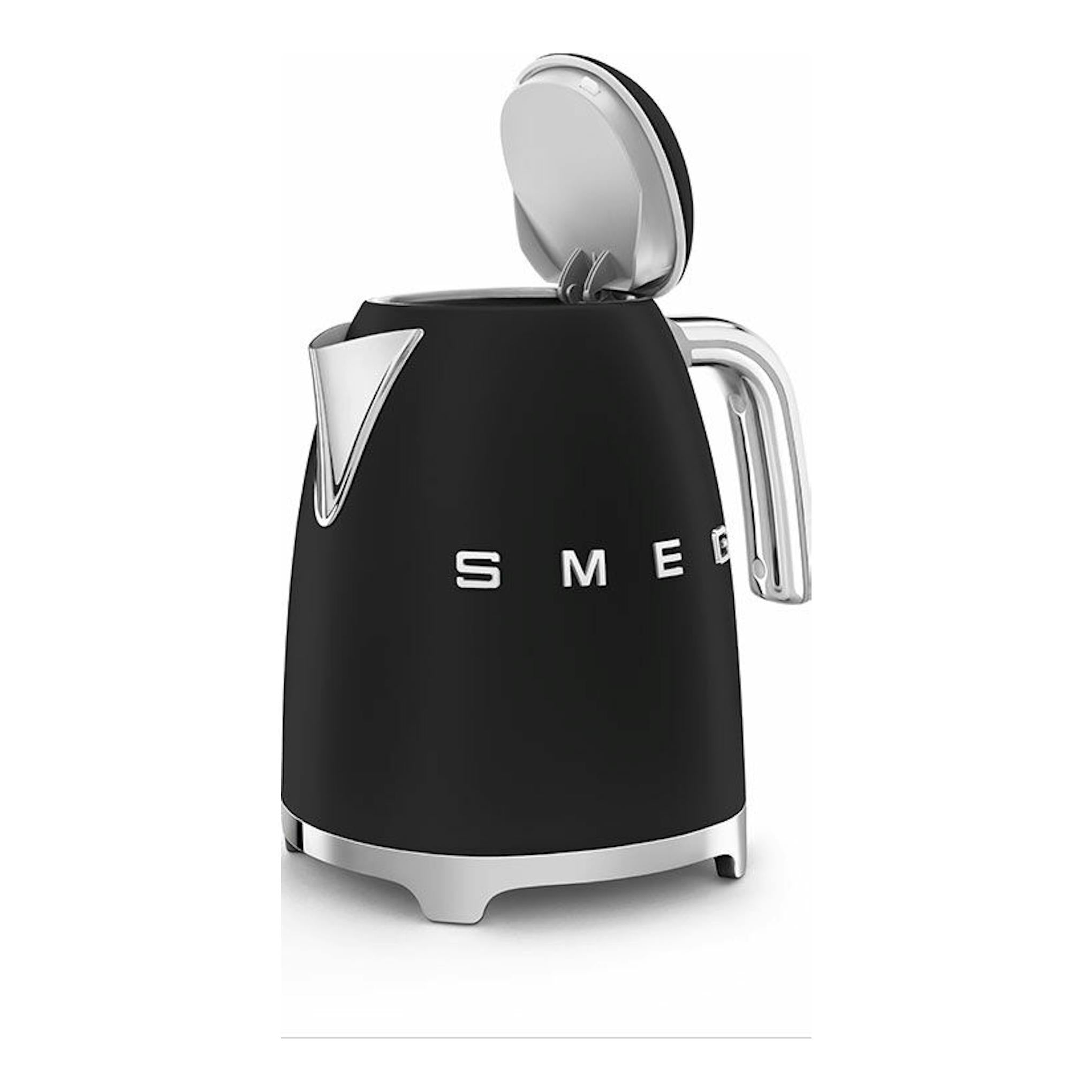 Hervidor Smeg KLF03BLMEU negro, vista frontal tres cuartos, con tapa abierta y detalles cromados.