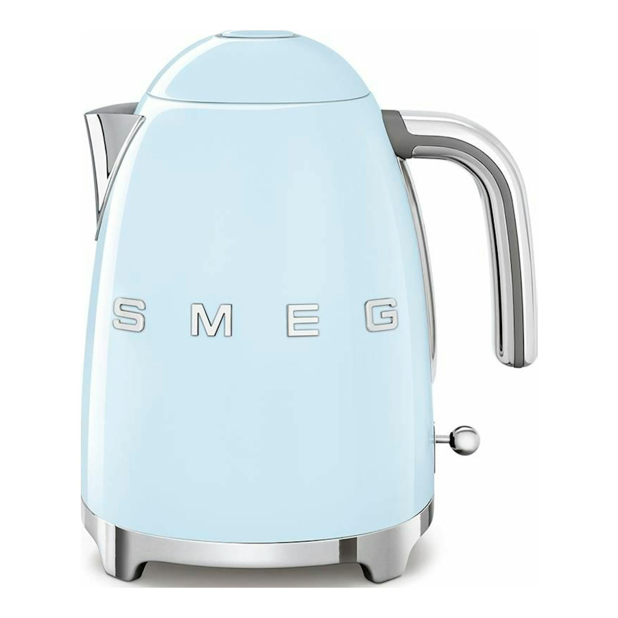 Hervidor de agua Smeg KLF03PBEU azul claro, vista frontal, con detalles cromados.