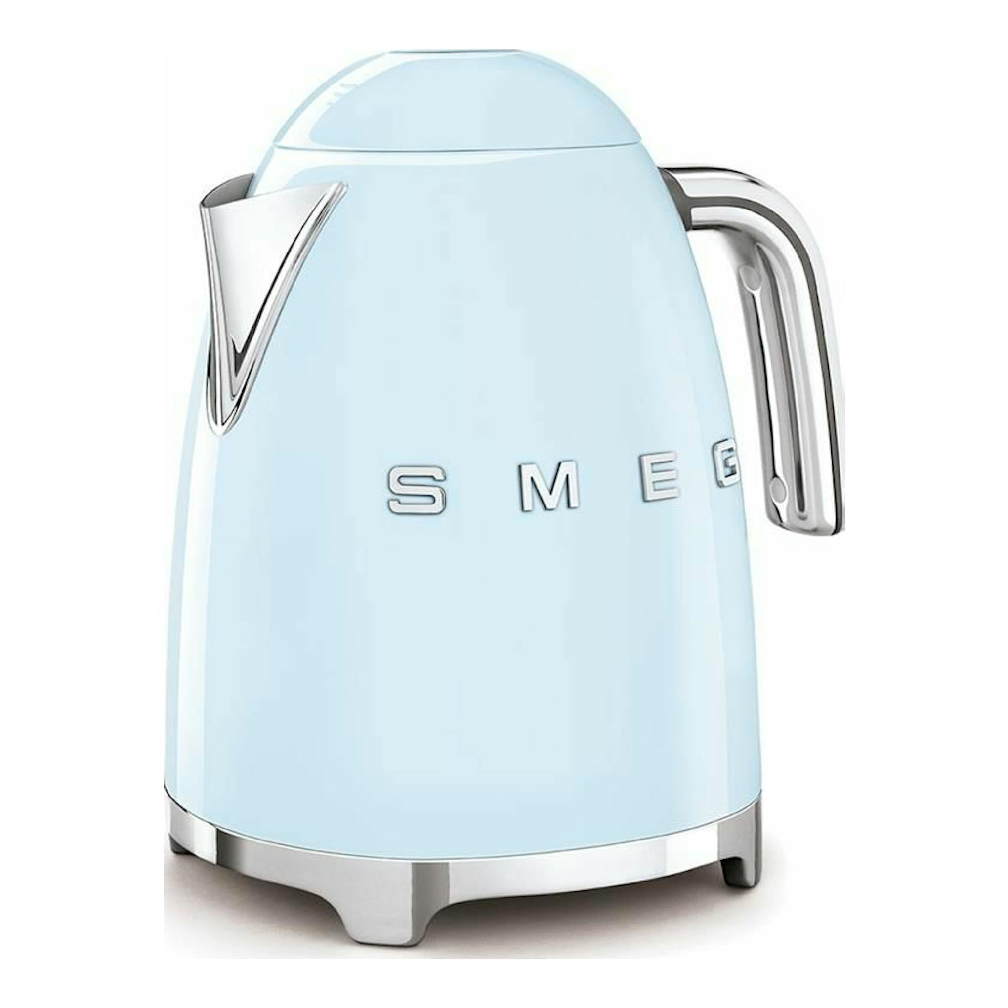 Hervidor Smeg KLF03PBEU azul claro, vista frontal en ángulo, con detalles cromados.