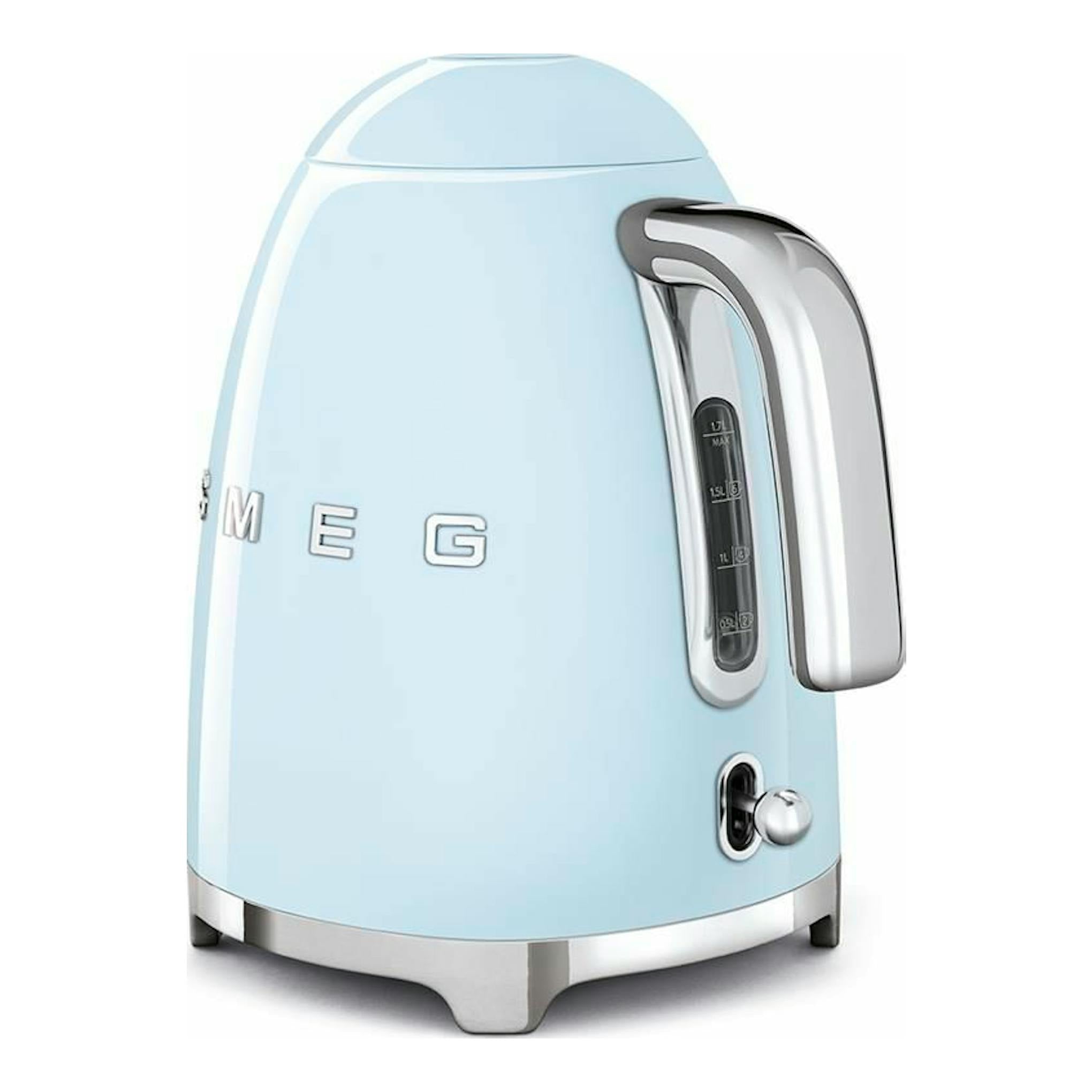 Hervidor de agua Smeg KLF03PBEU azul claro, vista frontal en tres cuartos, con asa y base cromadas.