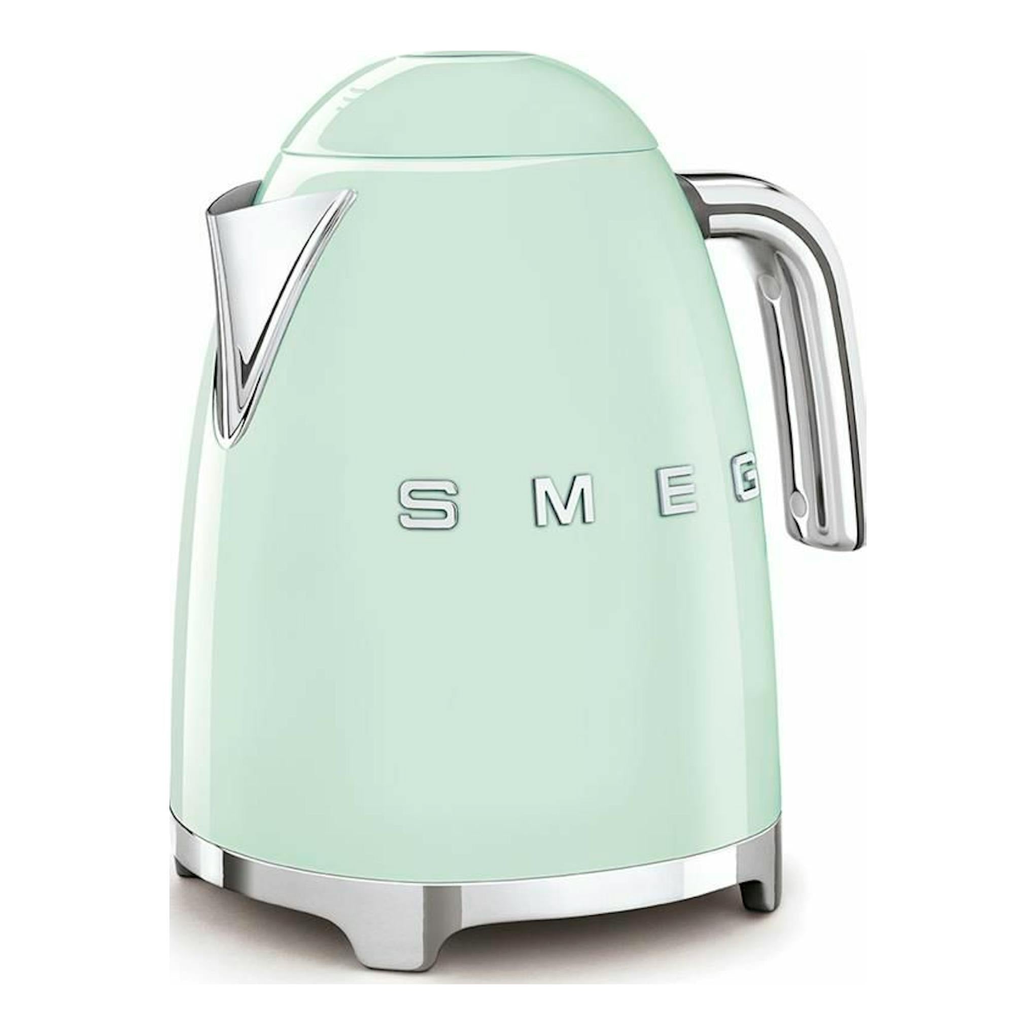 Hervidor Smeg KLF03PGEU verde agua, vista frontal en tres cuartos, con base y asa cromadas.