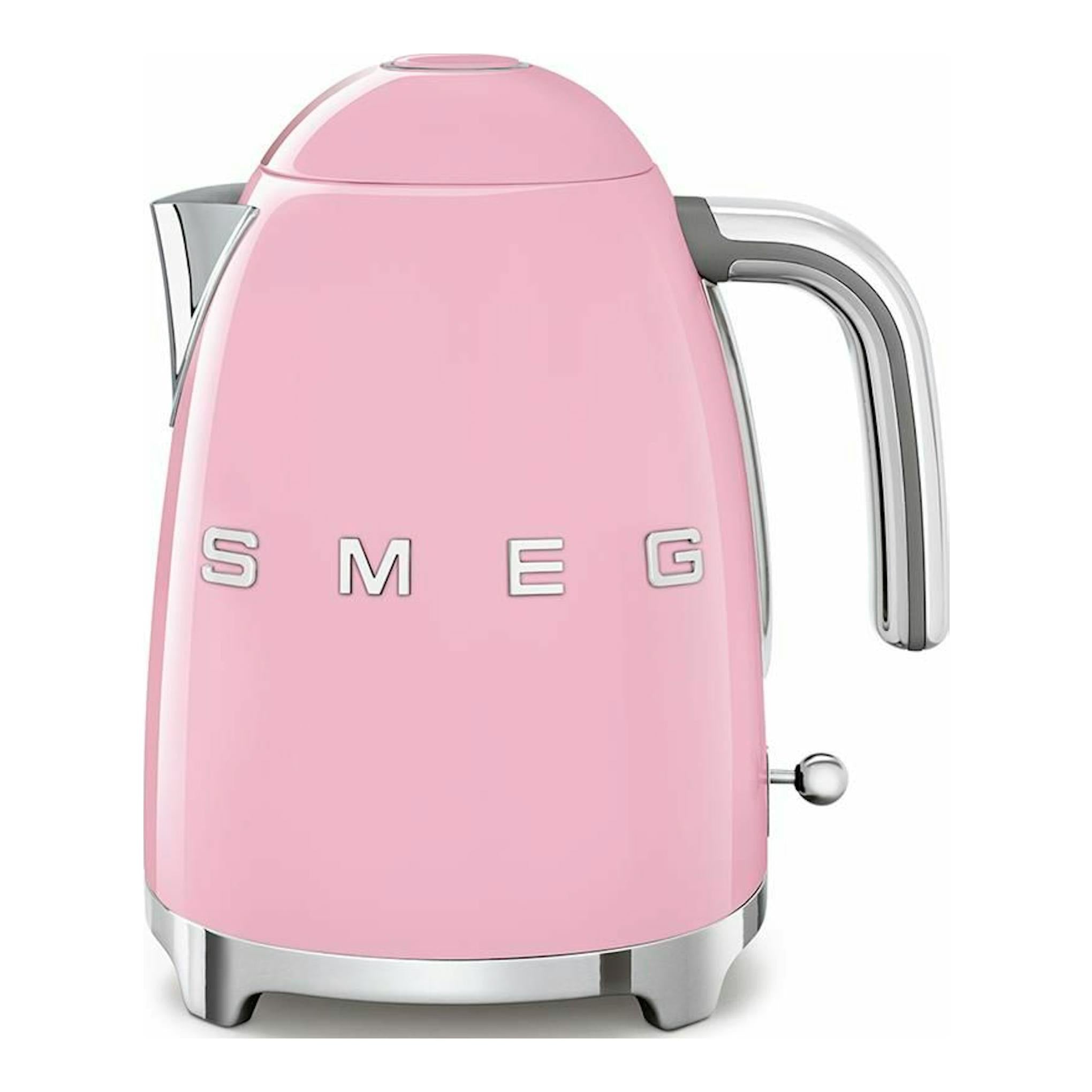Hervidor de agua Smeg KLF03PKEU rosa, vista frontal, con detalles cromados.