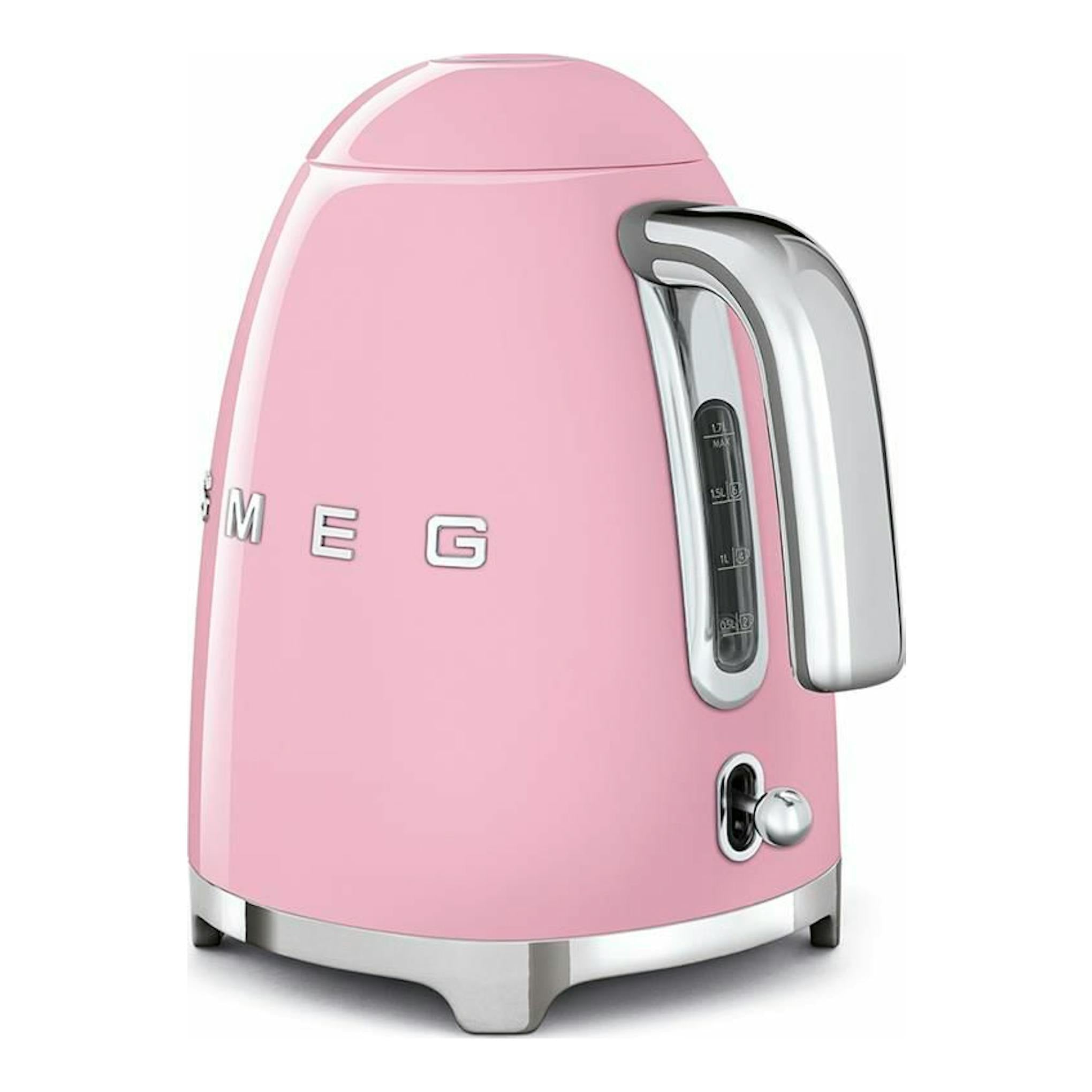 Hervidor de agua Smeg KLF03PKEU rosa, vista frontal en tres cuartos, con asa y base cromadas.