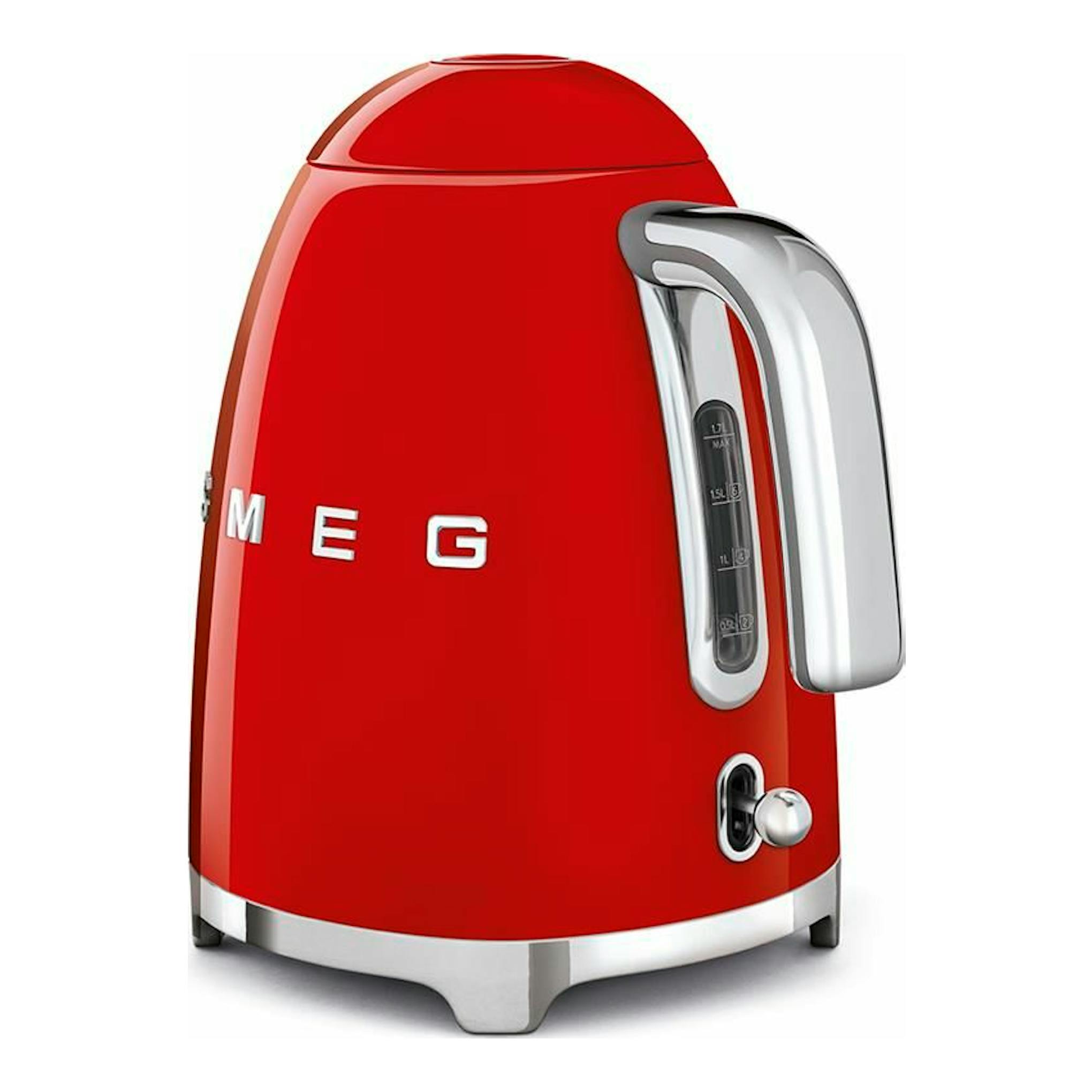 Hervidor Smeg KLF03RDEU rojo, vista frontal en ángulo, con asa y base cromadas.