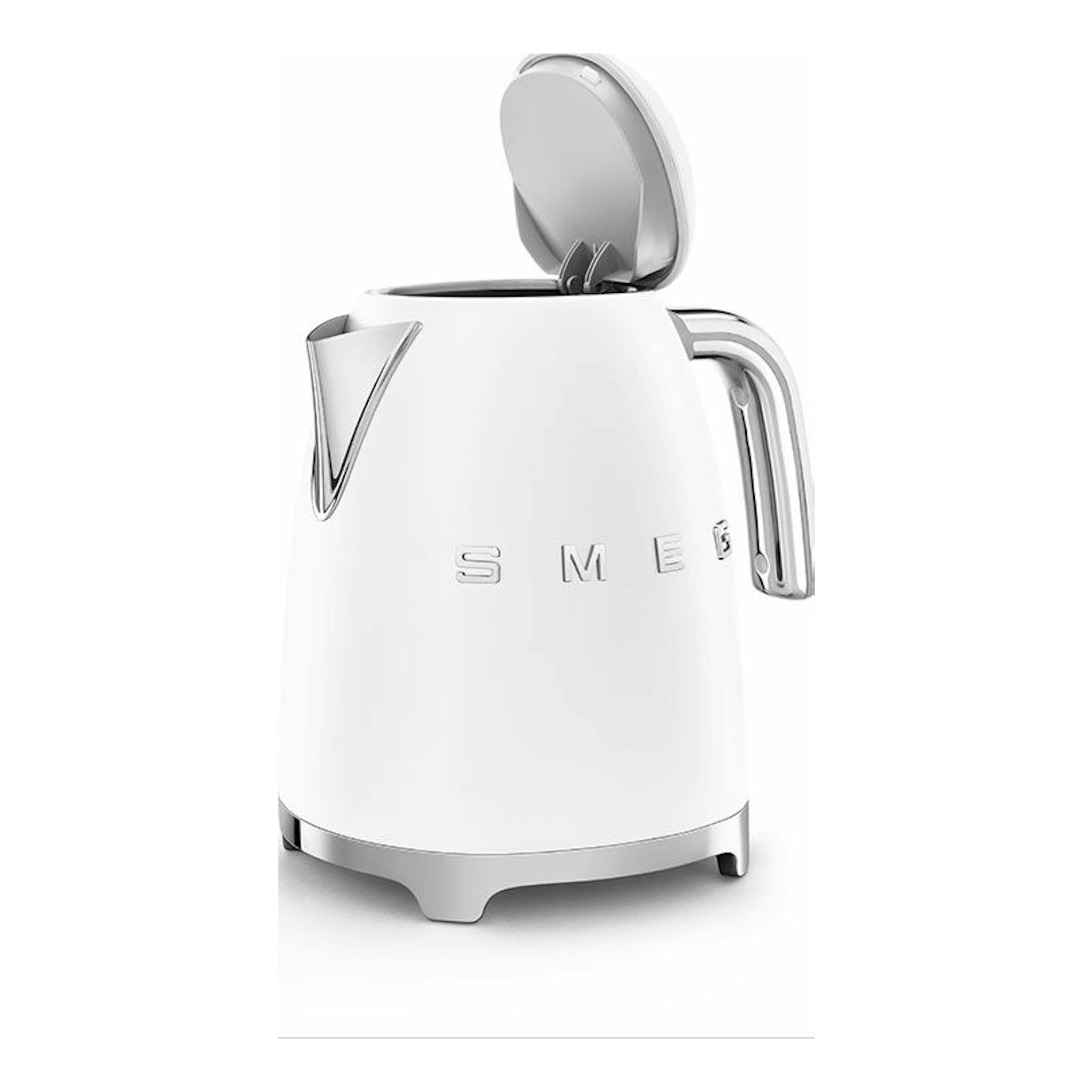 Hervidor Smeg KLF03WHMEU blanco, vista frontal en tres cuartos con tapa abierta.