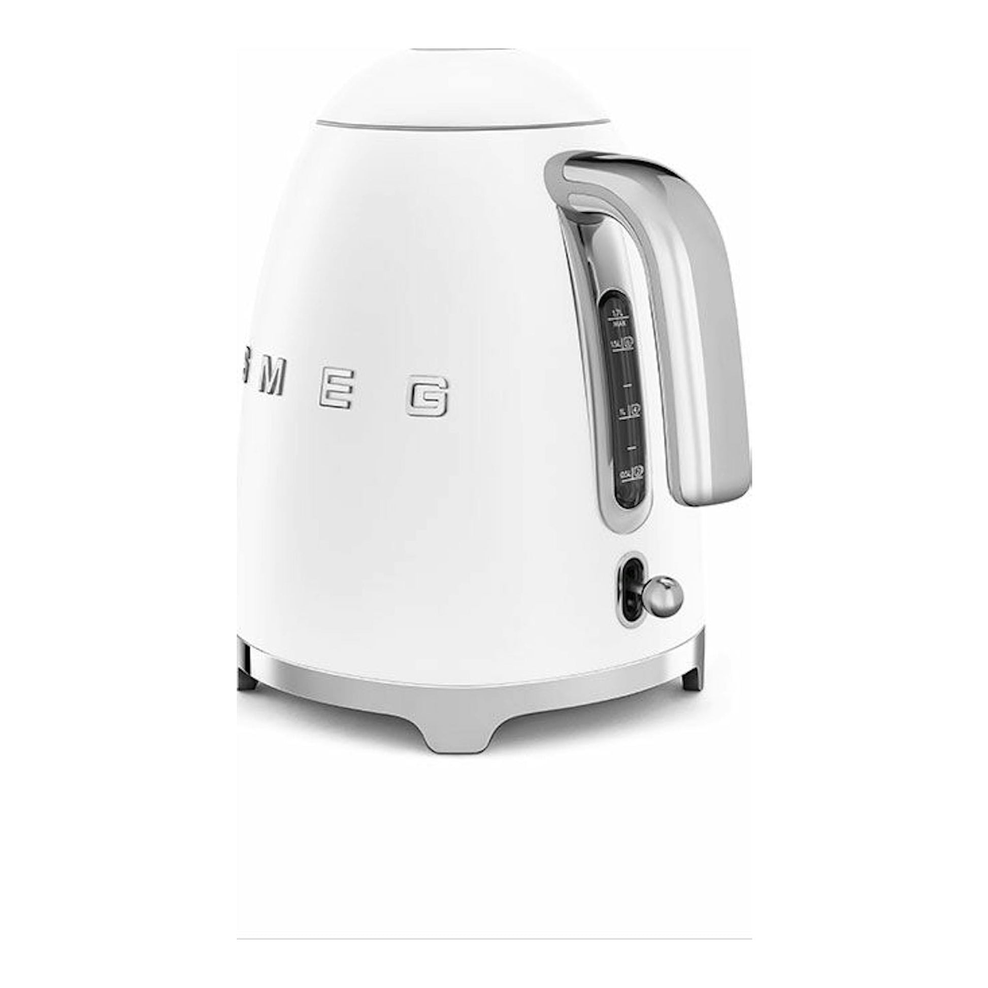 Hervidor Smeg KLF03 blanco, vista frontal en ángulo, con asa y base cromadas.