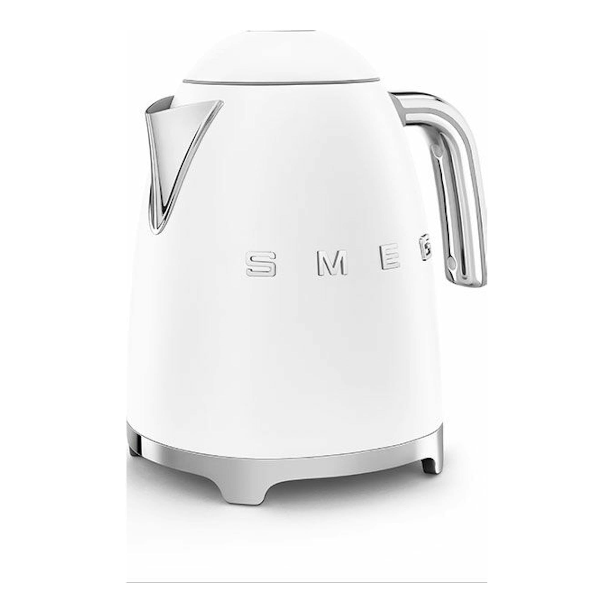 Hervidor Smeg KLF03WHMEU blanco, vista frontal, con asa y boquilla cromadas.