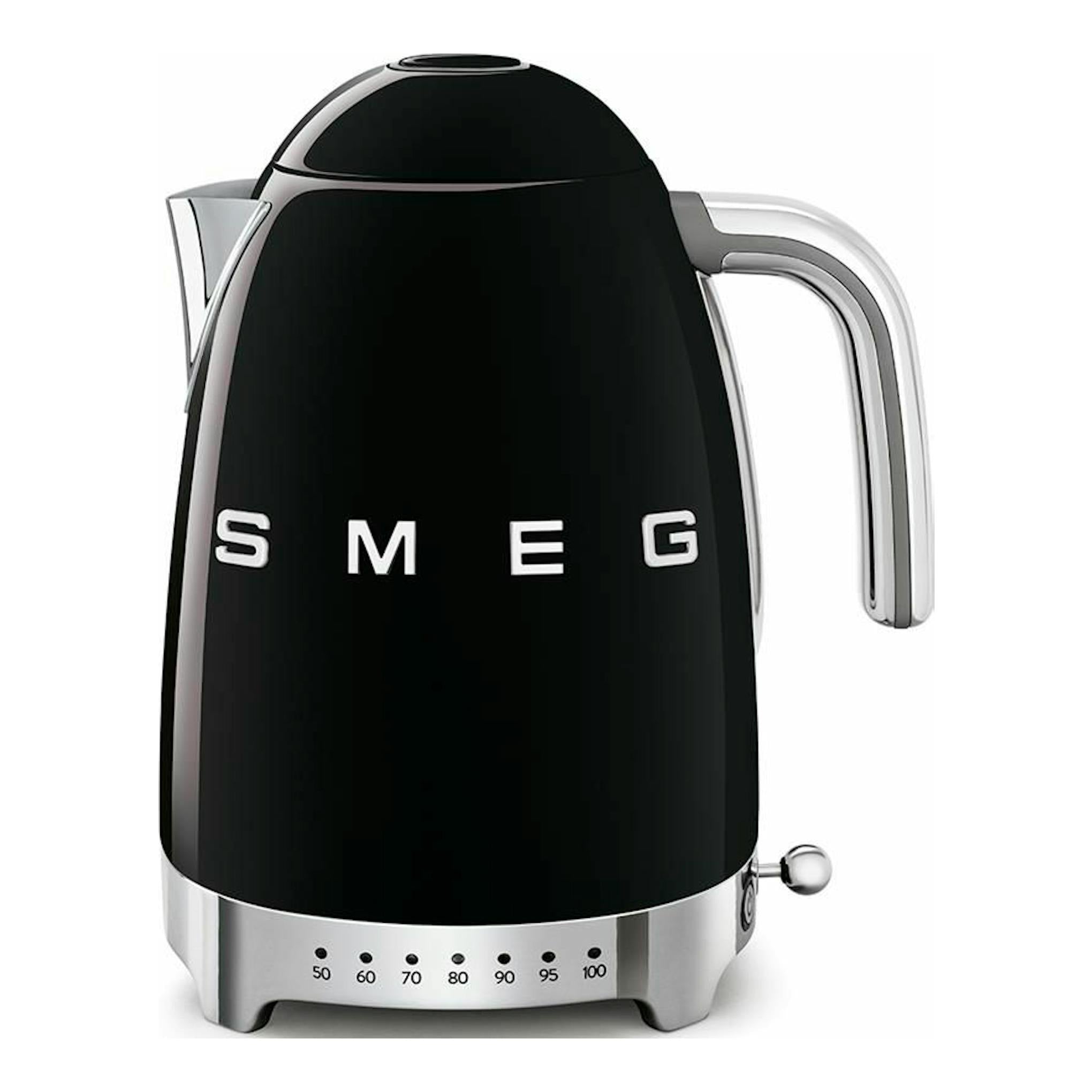 Hervidor Smeg KLF04BLEU negro, vista frontal, con asa y base cromadas.