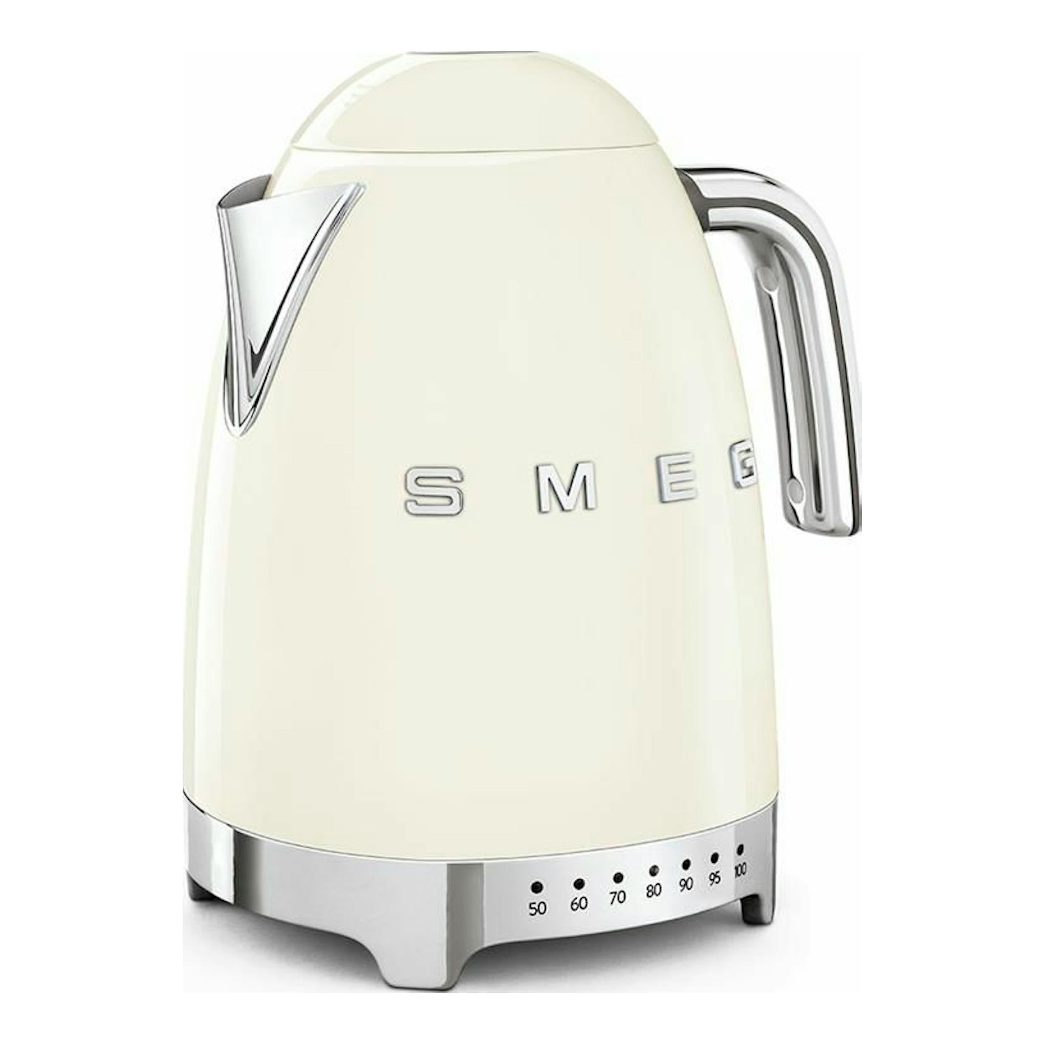 Hervidor Smeg KLF04CREU crema, vista frontal en 3/4, con base cromada y asa metálica.