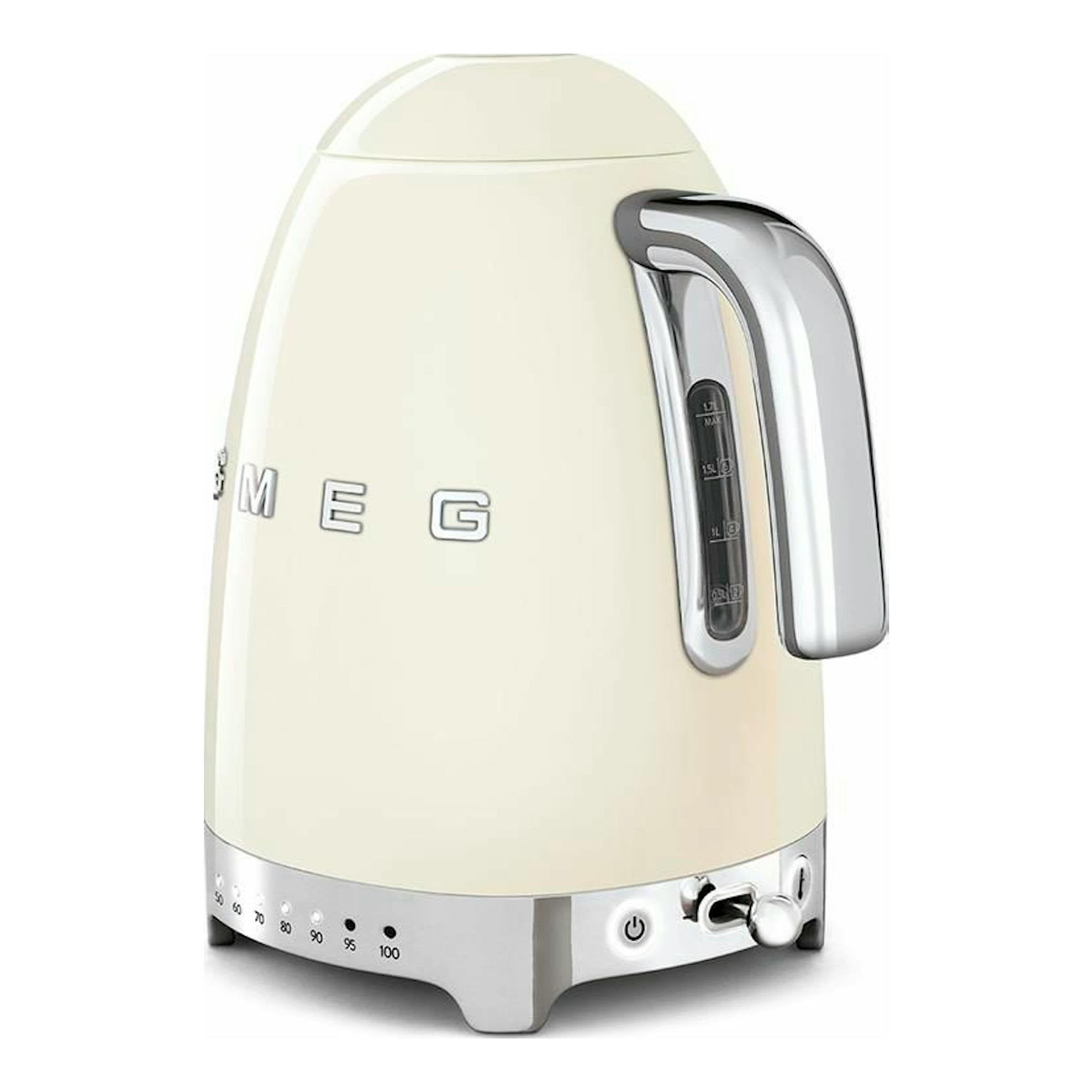 Hervidor Smeg KLF04 en crema, vista frontal lateral, con asa y base cromadas.