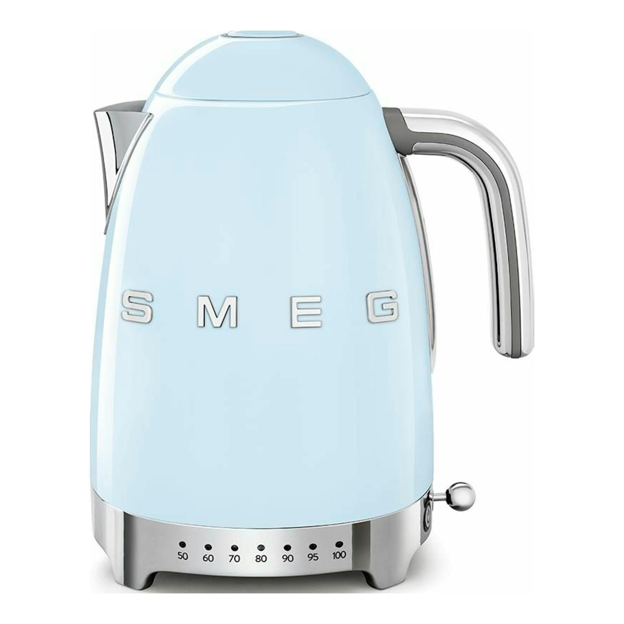 Hervidor Smeg KLF04PBEU azul claro, vista frontal, con detalles cromados y selector de temperatura.