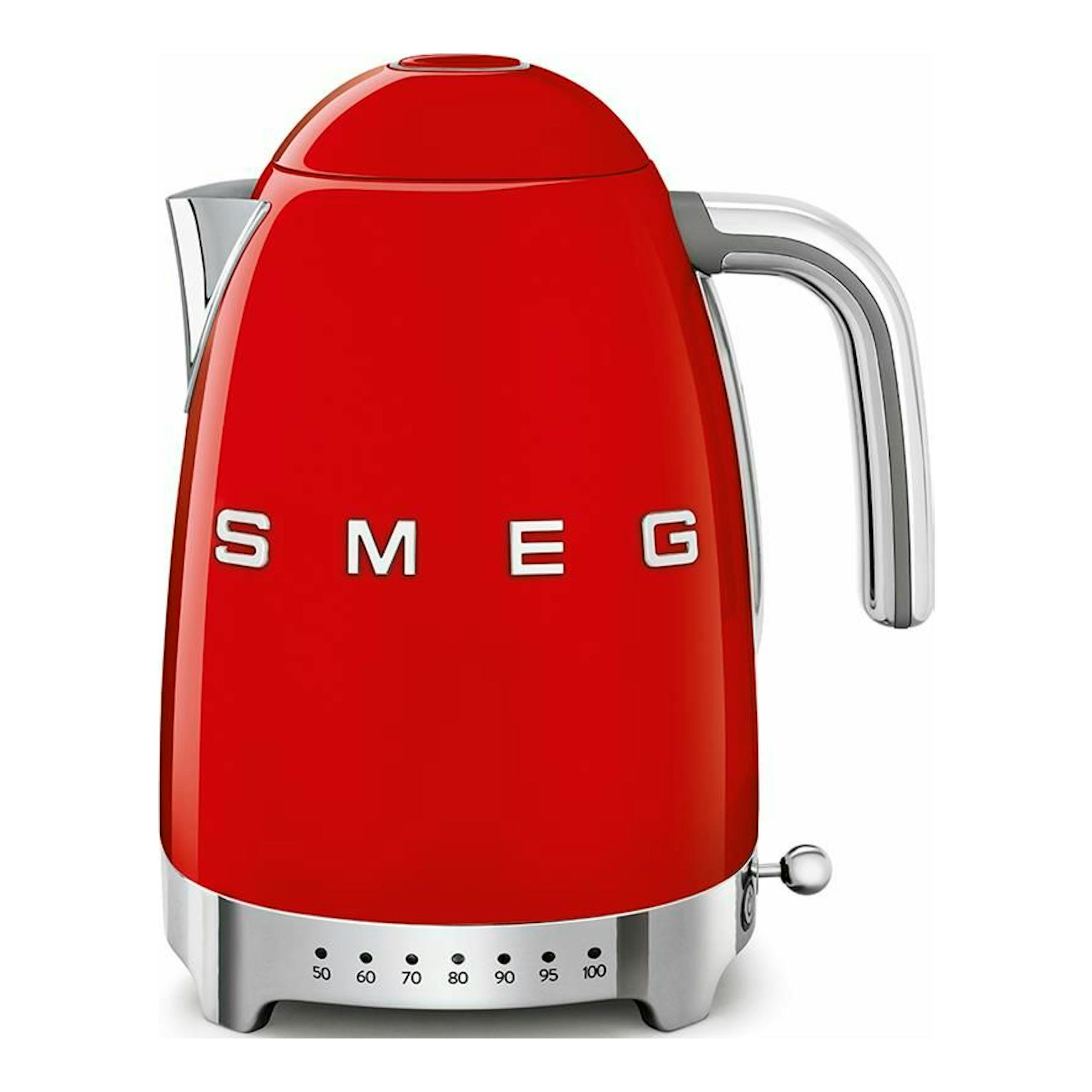 Hervidor de agua Smeg KLF04 rojo, vista frontal, con asa metálica y base plateada.