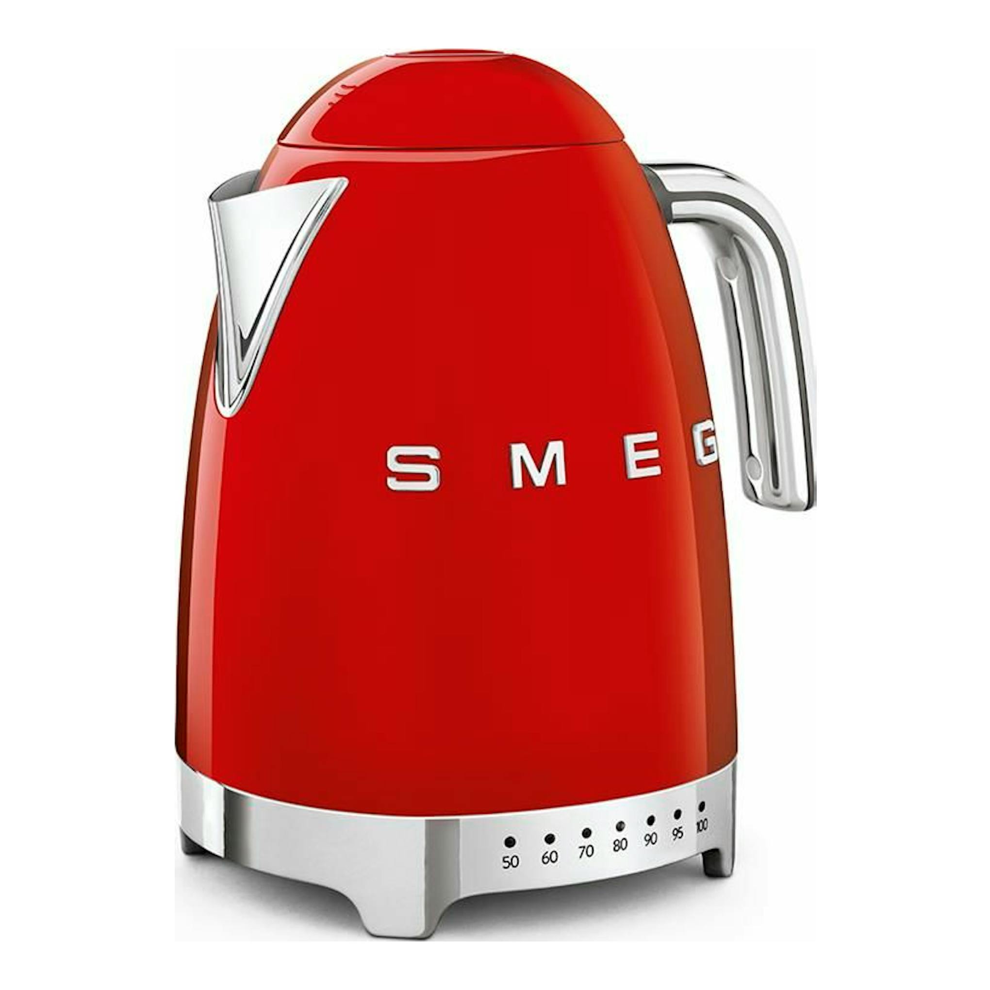 Hervidor de agua Smeg KLF04RDEU rojo, vista frontal, con asa y base cromadas.